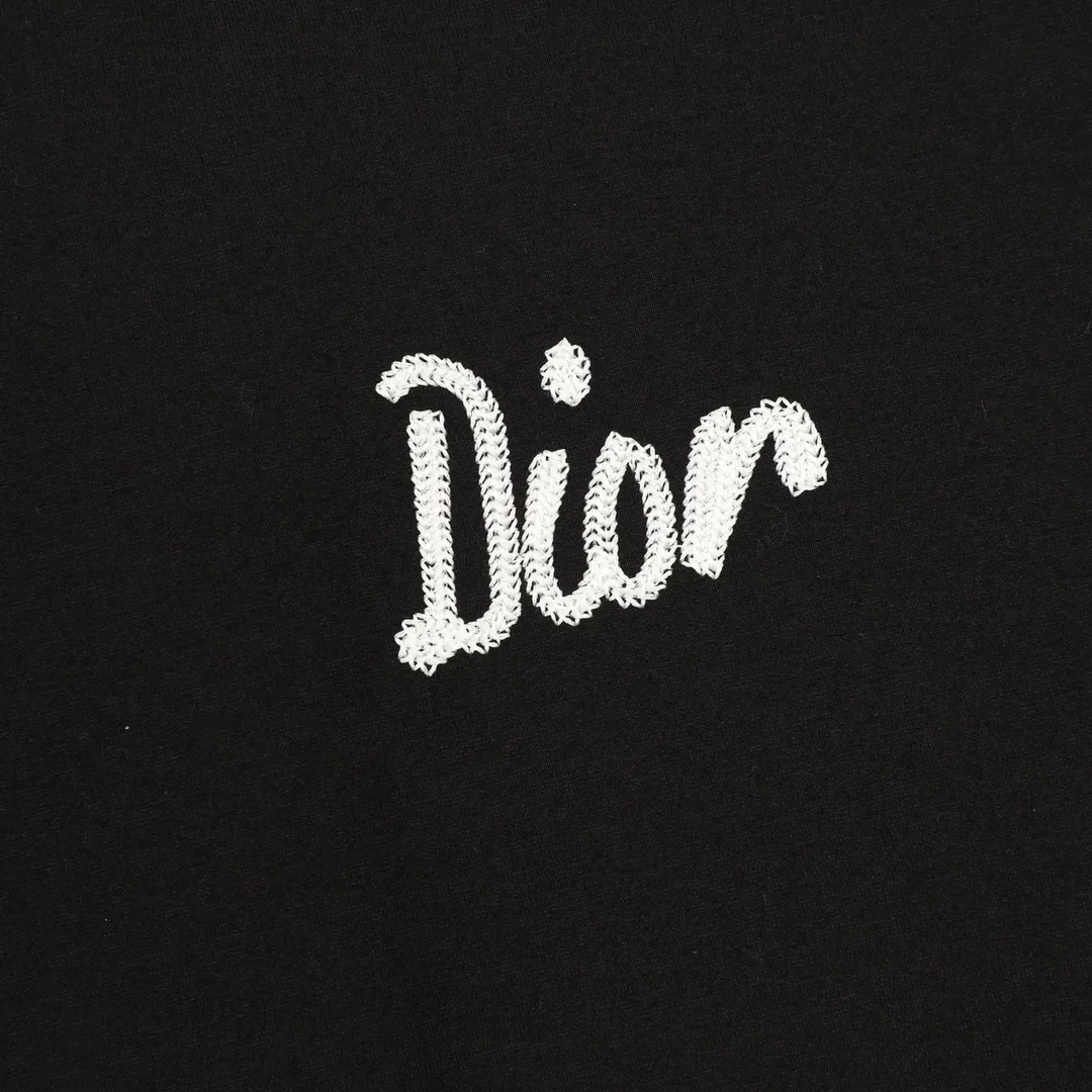 🅿️540 Dior/Dior 25Fw arm webbing zipper jacket. Distinguish the market currency. It is the same style for men and women, with a new aesthetically inspired and interesting design. The channel is of high quality. It makes the overall design more elegant and fashionable. It is the hottest series this summer and is sought after by countless celebrities and fashionistas. The neat details of the cutting process add color to the playful fashion! The neat and meticulous design, and the well-fitting structure is unique. The upper body not only has outstanding recognition, but also looks younger and younger. A style that has the ultimate wearing meaning and performance, with gorgeous color combinations, the craftsmanship of this style must be extremely extraordinary, and the upper body comfort is definitely strong enough, which is also a manifestation of the essence of luxury! It is soft and thin, feels extremely alluring, and has very strong breathability. It is especially suitable for spring and summer seasons. It is a comfortable and comfortable piece to wear. Moreover, the details and the craftsmanship of the webbing are perfect, giving it a more high-end feel!  Size：S-XL