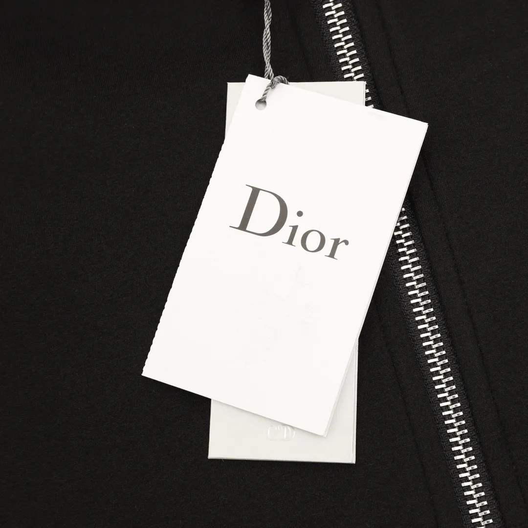 🅿️540 Dior/Dior 25Fw arm webbing zipper jacket. Distinguish the market currency. It is the same style for men and women, with a new aesthetically inspired and interesting design. The channel is of high quality. It makes the overall design more elegant and fashionable. It is the hottest series this summer and is sought after by countless celebrities and fashionistas. The neat details of the cutting process add color to the playful fashion! The neat and meticulous design, and the well-fitting structure is unique. The upper body not only has outstanding recognition, but also looks younger and younger. A style that has the ultimate wearing meaning and performance, with gorgeous color combinations, the craftsmanship of this style must be extremely extraordinary, and the upper body comfort is definitely strong enough, which is also a manifestation of the essence of luxury! It is soft and thin, feels extremely alluring, and has very strong breathability. It is especially suitable for spring and summer seasons. It is a comfortable and comfortable piece to wear. Moreover, the details and the craftsmanship of the webbing are perfect, giving it a more high-end feel!  Size：S-XL