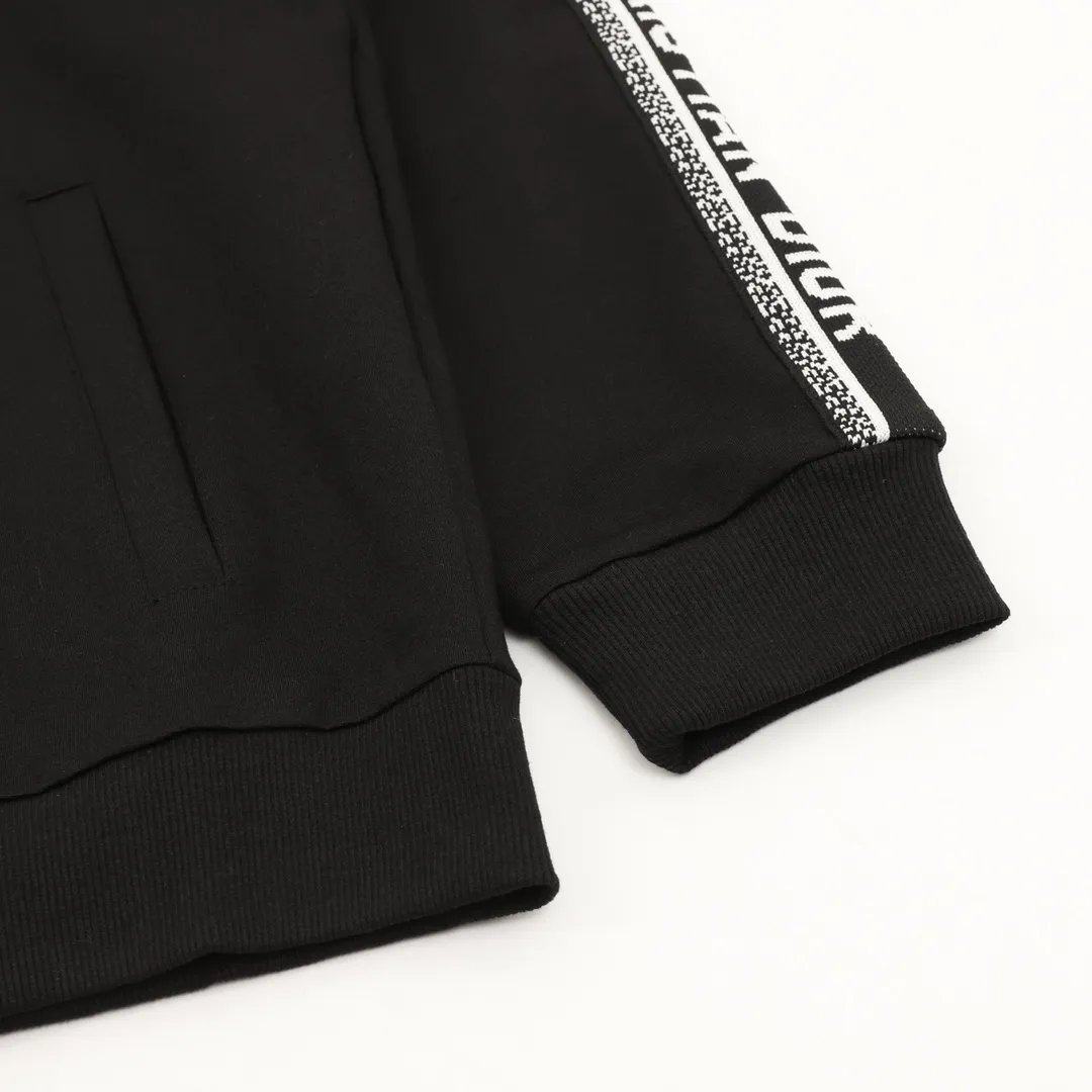 🅿️540 Dior/Dior 25Fw arm webbing zipper jacket. Distinguish the market currency. It is the same style for men and women, with a new aesthetically inspired and interesting design. The channel is of high quality. It makes the overall design more elegant and fashionable. It is the hottest series this summer and is sought after by countless celebrities and fashionistas. The neat details of the cutting process add color to the playful fashion! The neat and meticulous design, and the well-fitting structure is unique. The upper body not only has outstanding recognition, but also looks younger and younger. A style that has the ultimate wearing meaning and performance, with gorgeous color combinations, the craftsmanship of this style must be extremely extraordinary, and the upper body comfort is definitely strong enough, which is also a manifestation of the essence of luxury! It is soft and thin, feels extremely alluring, and has very strong breathability. It is especially suitable for spring and summer seasons. It is a comfortable and comfortable piece to wear. Moreover, the details and the craftsmanship of the webbing are perfect, giving it a more high-end feel!  Size：S-XL