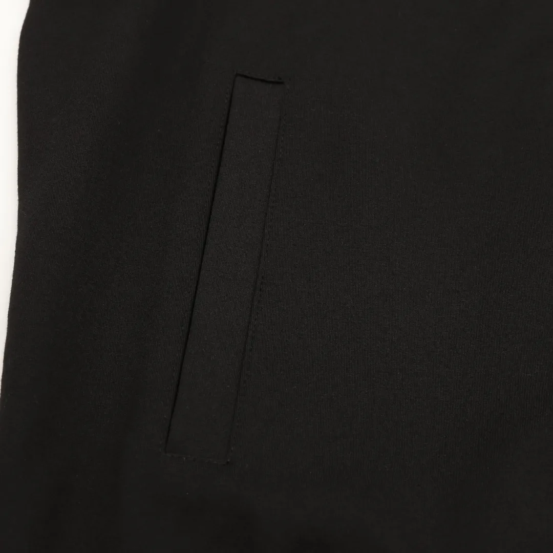🅿️540 Dior/Dior 25Fw arm webbing zipper jacket. Distinguish the market currency. It is the same style for men and women, with a new aesthetically inspired and interesting design. The channel is of high quality. It makes the overall design more elegant and fashionable. It is the hottest series this summer and is sought after by countless celebrities and fashionistas. The neat details of the cutting process add color to the playful fashion! The neat and meticulous design, and the well-fitting structure is unique. The upper body not only has outstanding recognition, but also looks younger and younger. A style that has the ultimate wearing meaning and performance, with gorgeous color combinations, the craftsmanship of this style must be extremely extraordinary, and the upper body comfort is definitely strong enough, which is also a manifestation of the essence of luxury! It is soft and thin, feels extremely alluring, and has very strong breathability. It is especially suitable for spring and summer seasons. It is a comfortable and comfortable piece to wear. Moreover, the details and the craftsmanship of the webbing are perfect, giving it a more high-end feel!  Size：S-XL