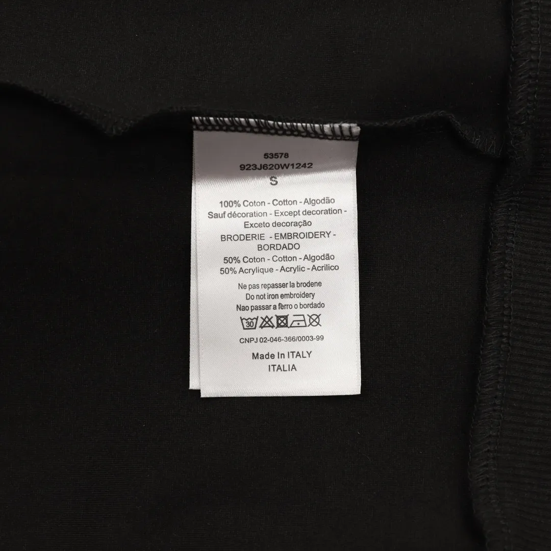 🅿️540 Dior/Dior 25Fw arm webbing zipper jacket. Distinguish the market currency. It is the same style for men and women, with a new aesthetically inspired and interesting design. The channel is of high quality. It makes the overall design more elegant and fashionable. It is the hottest series this summer and is sought after by countless celebrities and fashionistas. The neat details of the cutting process add color to the playful fashion! The neat and meticulous design, and the well-fitting structure is unique. The upper body not only has outstanding recognition, but also looks younger and younger. A style that has the ultimate wearing meaning and performance, with gorgeous color combinations, the craftsmanship of this style must be extremely extraordinary, and the upper body comfort is definitely strong enough, which is also a manifestation of the essence of luxury! It is soft and thin, feels extremely alluring, and has very strong breathability. It is especially suitable for spring and summer seasons. It is a comfortable and comfortable piece to wear. Moreover, the details and the craftsmanship of the webbing are perfect, giving it a more high-end feel!  Size：S-XL