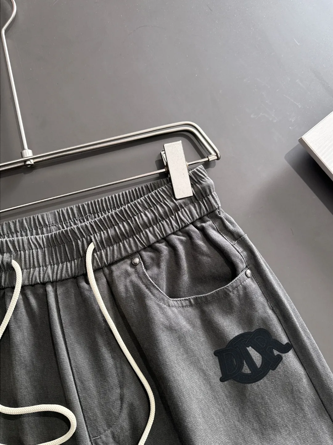 🅿️400 next day shipping Dior 2025 spring and summer new elastic band casual pants, thin counter custom fabrics, high breathability and comfort, impeccable details, brand element design concept, reflecting high quality. It feels delicate and soft! It presents a casual cut and the upper body shape is great! Size: M-4XL