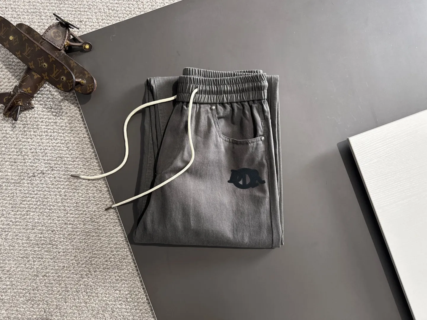 🅿️400 next day shipping Dior 2025 spring and summer new elastic band casual pants, thin counter custom fabrics, high breathability and comfort, impeccable details, brand element design concept, reflecting high quality. It feels delicate and soft! It presents a casual cut and the upper body shape is great! Size: M-4XL