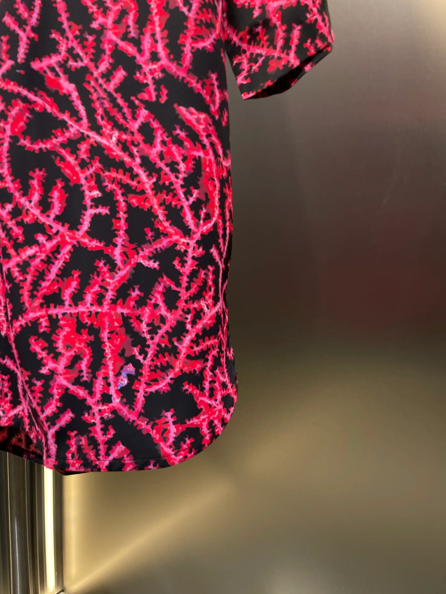 🅿️400 Dior 🌟【Top Original】Beach coral print logo suit shirt displays the coral pattern and reflects the magnificent beauty of the seabed in a graphic style. Crafted from black and red mulberry silk twill, it features Dior mother-of-pearl buttons, the Dior Italic signature on the chest and a rounded hem. The style is classic and comfortable and can be worn with the collection for a sophisticated look. Unisex size: s-xl