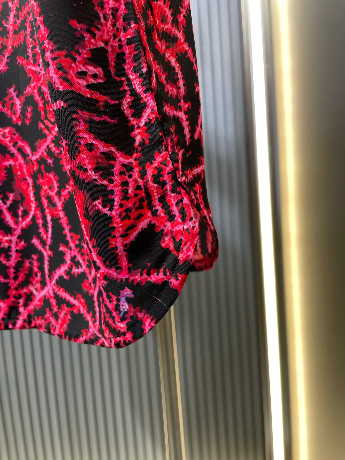 🅿️400 Dior 🌟【Top Original】Beach coral print logo suit shirt displays the coral pattern and reflects the magnificent beauty of the seabed in a graphic style. Crafted from black and red mulberry silk twill, it features Dior mother-of-pearl buttons, the Dior Italic signature on the chest and a rounded hem. The style is classic and comfortable and can be worn with the collection for a sophisticated look. Unisex size: s-xl