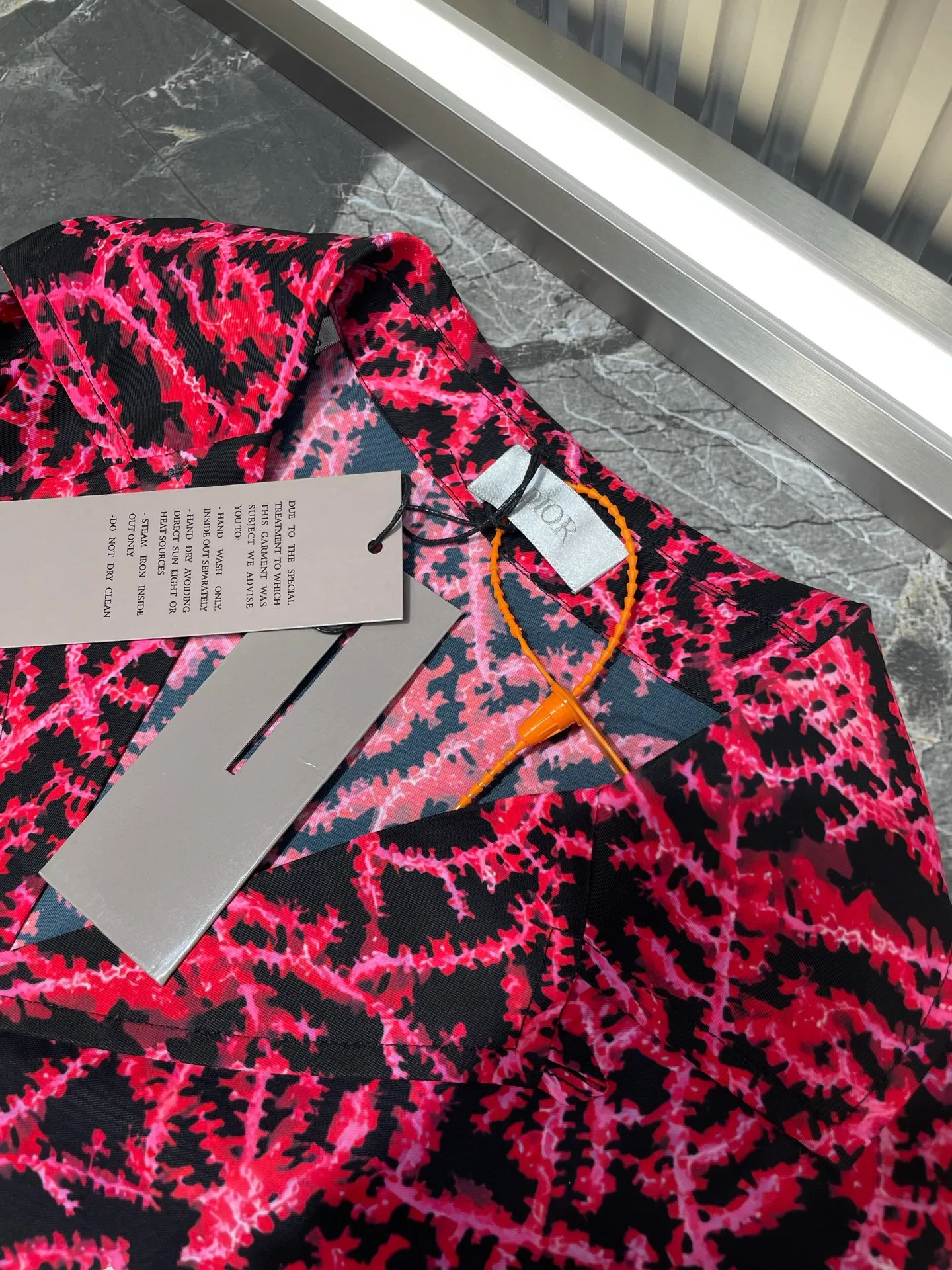 🅿️400 Dior 🌟【Top Original】Beach coral print logo suit shirt displays the coral pattern and reflects the magnificent beauty of the seabed in a graphic style. Crafted from black and red mulberry silk twill, it features Dior mother-of-pearl buttons, the Dior Italic signature on the chest and a rounded hem. The style is classic and comfortable and can be worn with the collection for a sophisticated look. Unisex size: s-xl