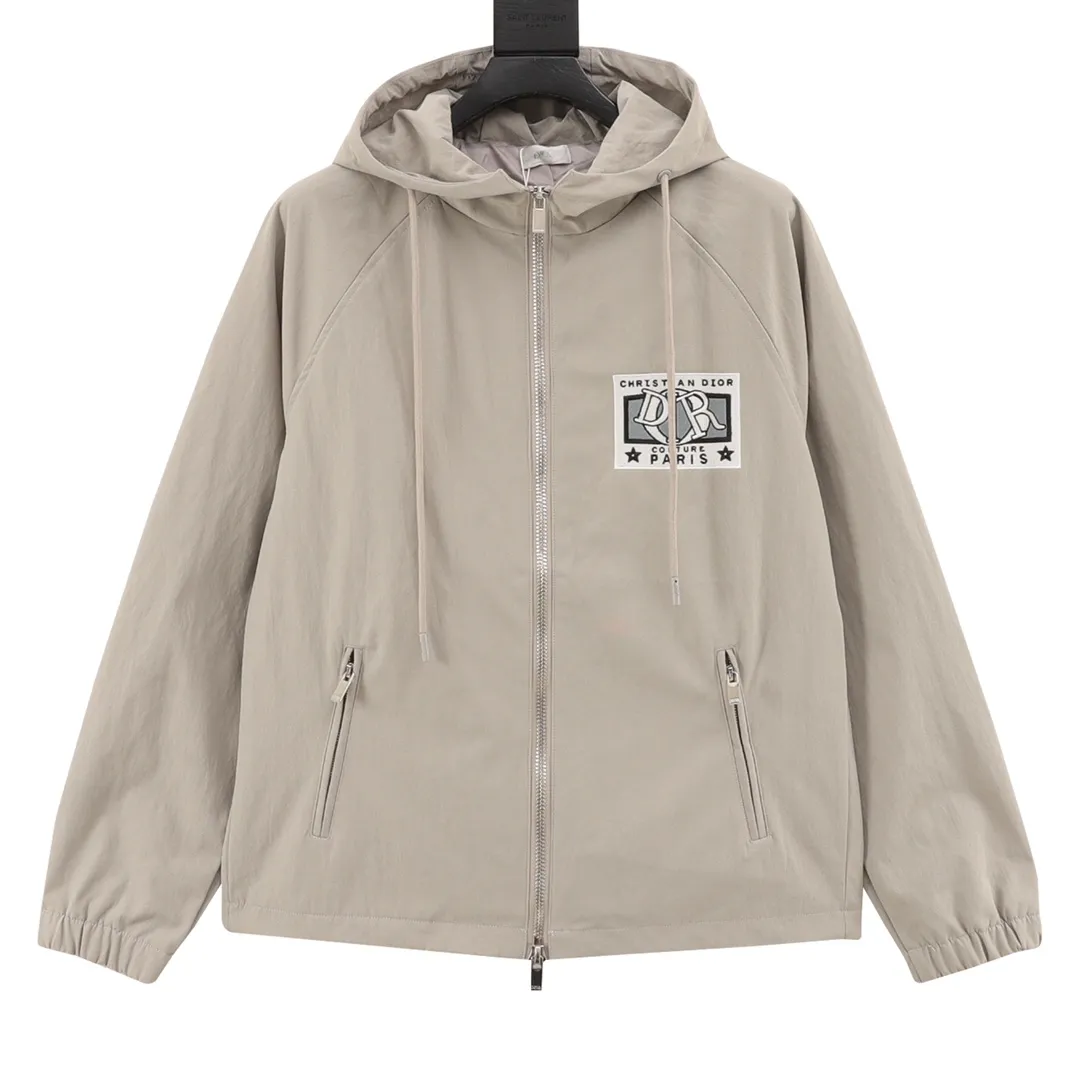 🅿️550 DIOR/Dior letter embroidered hooded windbreaker jacket is made of imported raw materials. The placket zipper is custom-made in a unified mold, and the rails are machine-pressed with imported environmentally friendly materials. After the lower corner rope is woven, the core dyeing technology is used to achieve the final dyeing effect. After pattern development and pattern making, computer intelligent cutting is used to increase work efficiency while ensuring the integrity of the pattern. The upper body effect is restored consistently! Street-exploding artifact OOTD outfit is amazing. The color is very correct, very eye-catching, simple, clean and extremely fashionable! size：XS-L