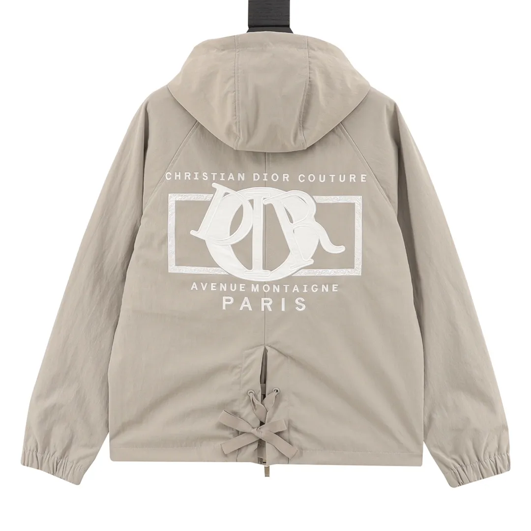 🅿️550 DIOR/Dior letter embroidered hooded windbreaker jacket is made of imported raw materials. The placket zipper is custom-made in a unified mold, and the rails are machine-pressed with imported environmentally friendly materials. After the lower corner rope is woven, the core dyeing technology is used to achieve the final dyeing effect. After pattern development and pattern making, computer intelligent cutting is used to increase work efficiency while ensuring the integrity of the pattern. The upper body effect is restored consistently! Street-exploding artifact OOTD outfit is amazing. The color is very correct, very eye-catching, simple, clean and extremely fashionable! size：XS-L