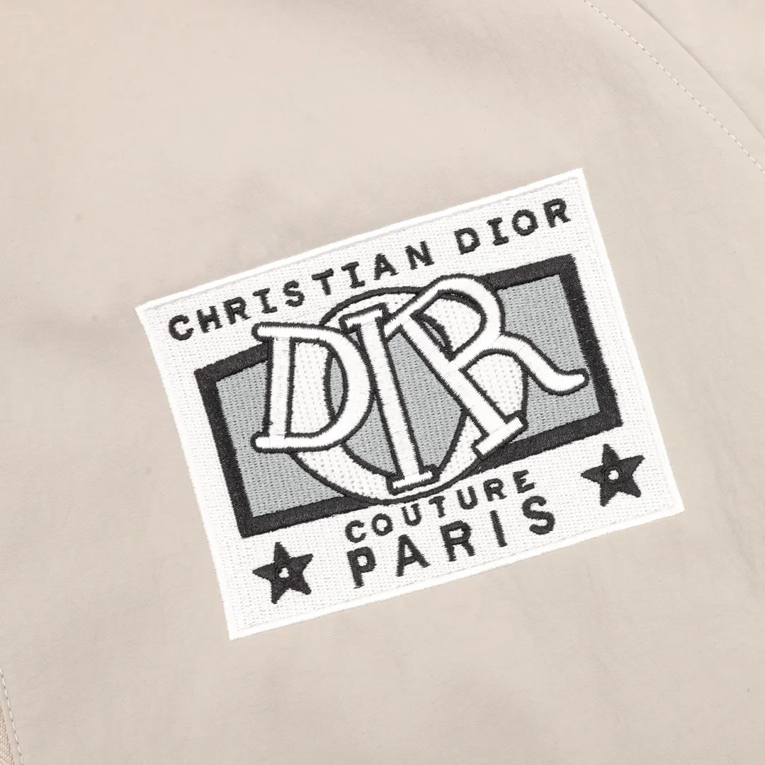 🅿️550 DIOR/Dior letter embroidered hooded windbreaker jacket is made of imported raw materials. The placket zipper is custom-made in a unified mold, and the rails are machine-pressed with imported environmentally friendly materials. After the lower corner rope is woven, the core dyeing technology is used to achieve the final dyeing effect. After pattern development and pattern making, computer intelligent cutting is used to increase work efficiency while ensuring the integrity of the pattern. The upper body effect is restored consistently! Street-exploding artifact OOTD outfit is amazing. The color is very correct, very eye-catching, simple, clean and extremely fashionable! size：XS-L