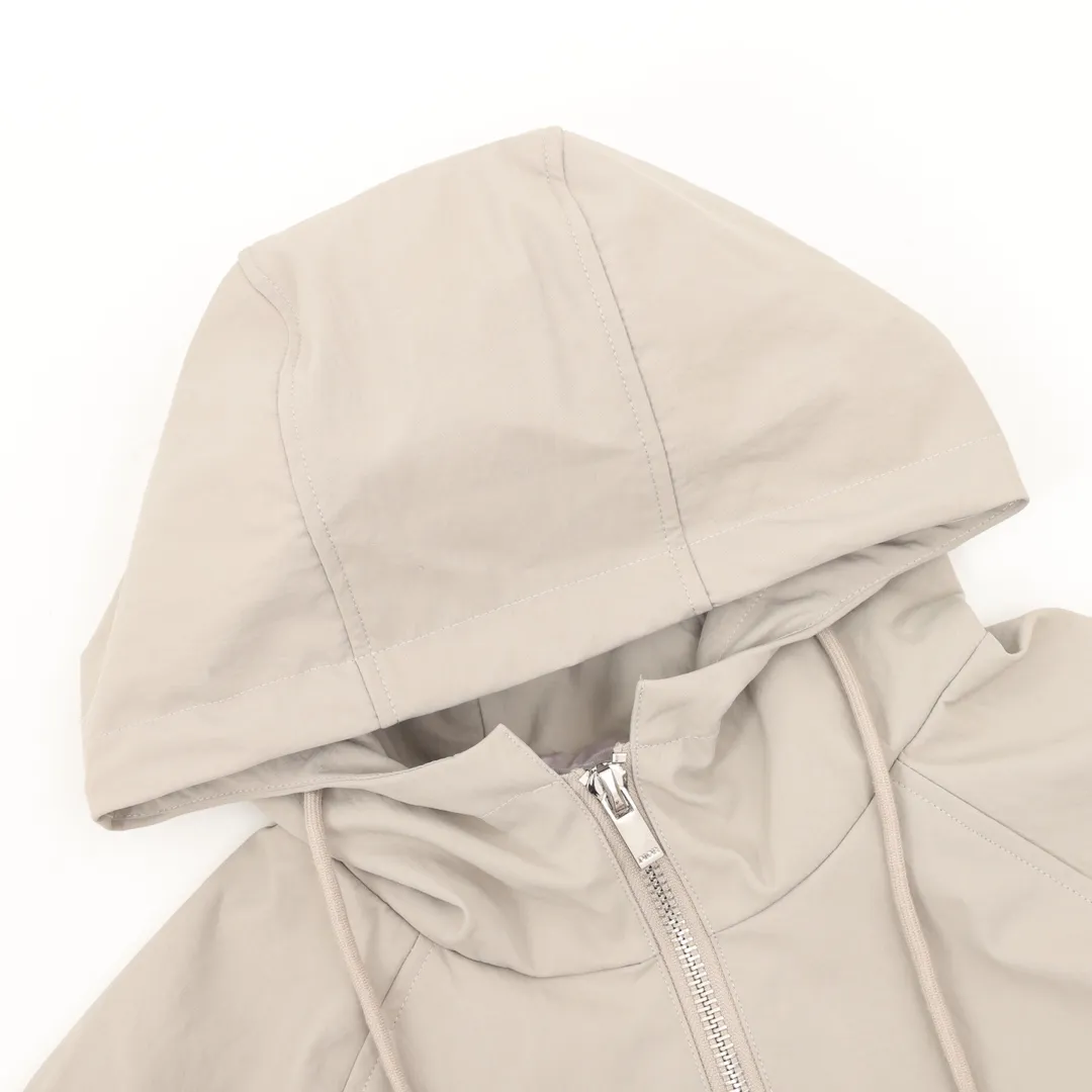 🅿️550 DIOR/Dior letter embroidered hooded windbreaker jacket is made of imported raw materials. The placket zipper is custom-made in a unified mold, and the rails are machine-pressed with imported environmentally friendly materials. After the lower corner rope is woven, the core dyeing technology is used to achieve the final dyeing effect. After pattern development and pattern making, computer intelligent cutting is used to increase work efficiency while ensuring the integrity of the pattern. The upper body effect is restored consistently! Street-exploding artifact OOTD outfit is amazing. The color is very correct, very eye-catching, simple, clean and extremely fashionable! size：XS-L