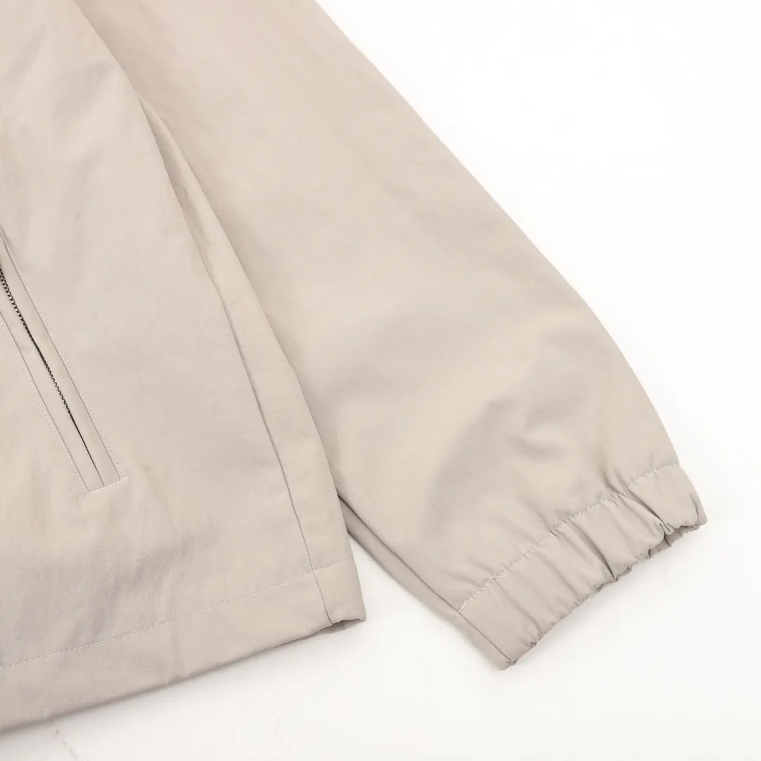 🅿️550 DIOR/Dior letter embroidered hooded windbreaker jacket is made of imported raw materials. The placket zipper is custom-made in a unified mold, and the rails are machine-pressed with imported environmentally friendly materials. After the lower corner rope is woven, the core dyeing technology is used to achieve the final dyeing effect. After pattern development and pattern making, computer intelligent cutting is used to increase work efficiency while ensuring the integrity of the pattern. The upper body effect is restored consistently! Street-exploding artifact OOTD outfit is amazing. The color is very correct, very eye-catching, simple, clean and extremely fashionable! size：XS-L