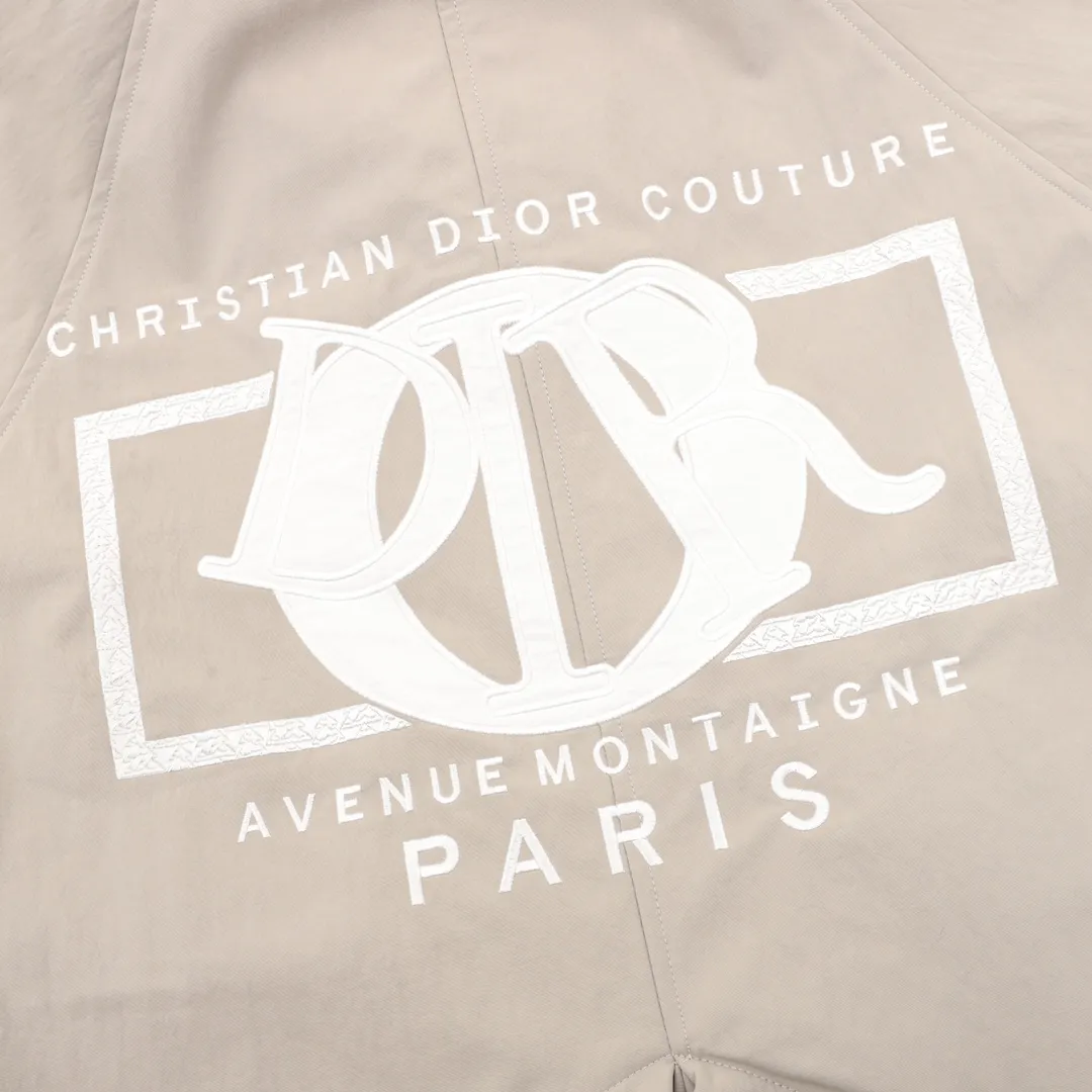 🅿️550 DIOR/Dior letter embroidered hooded windbreaker jacket is made of imported raw materials. The placket zipper is custom-made in a unified mold, and the rails are machine-pressed with imported environmentally friendly materials. After the lower corner rope is woven, the core dyeing technology is used to achieve the final dyeing effect. After pattern development and pattern making, computer intelligent cutting is used to increase work efficiency while ensuring the integrity of the pattern. The upper body effect is restored consistently! Street-exploding artifact OOTD outfit is amazing. The color is very correct, very eye-catching, simple, clean and extremely fashionable! size：XS-L