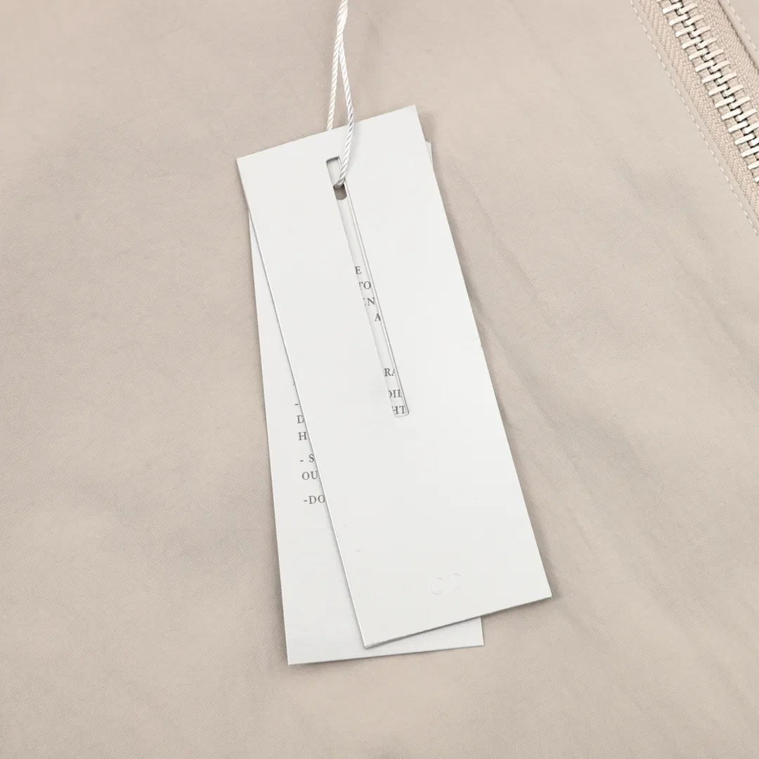 🅿️550 DIOR/Dior letter embroidered hooded windbreaker jacket is made of imported raw materials. The placket zipper is custom-made in a unified mold, and the rails are machine-pressed with imported environmentally friendly materials. After the lower corner rope is woven, the core dyeing technology is used to achieve the final dyeing effect. After pattern development and pattern making, computer intelligent cutting is used to increase work efficiency while ensuring the integrity of the pattern. The upper body effect is restored consistently! Street-exploding artifact OOTD outfit is amazing. The color is very correct, very eye-catching, simple, clean and extremely fashionable! size：XS-L