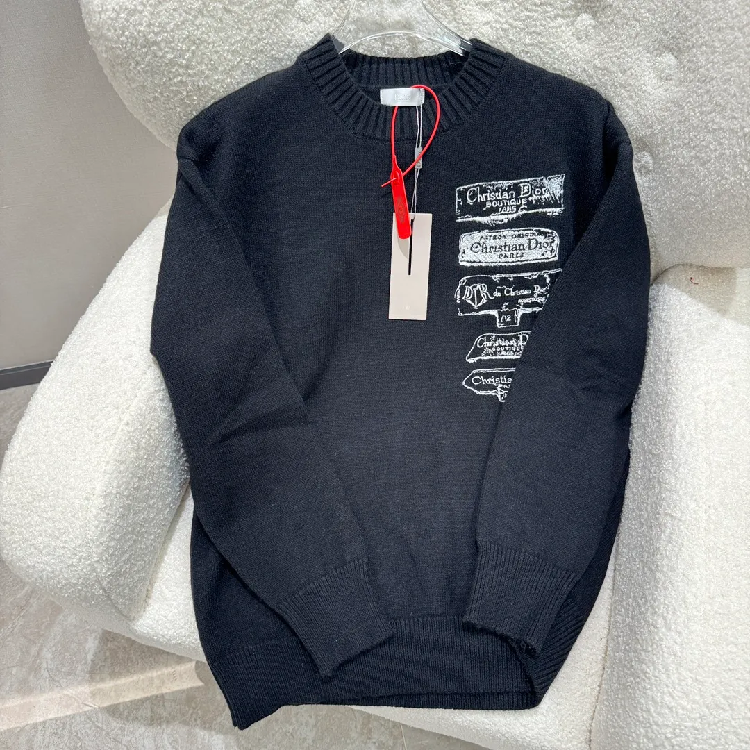 🅿️360 DIOR Dr 25 early spring new specimen embroidered crew neck sweater ⚠️Original purchase price of ¥46,000 Sheep wool blended wool Embellished with Archives Labels on the chest embroidery Ribbed round neck cuffs and hem Full set of accessories The sheep wool blended wool is made of 12S jacquard The sheep wool blended wool is a fabric made of mohair, nylon and sheep wool The wool itself has good thermal insulation properties. It still maintains the fiber structure after blending, giving it a soft and comfortable touch. The fabric has good elasticity, is soft and smooth, and has high gloss. It combines the wear resistance of multiple fibers to make the fabric more durable. It has moisture absorption, breathability, antibacterial, anti-wrinkle and other properties, extending its service life. The chest is decorated with Archives Labels embroidery. The water-soluble vacuum embroidery process is a unique embroidery technology, using water-soluble non-woven fabric as the base fabric. Use a computer embroidery machine to embroider patterns, use vacuum equipment to fix the embroidery work, and adjust the vacuum to show different three-dimensional effects. Put the fixed embroidery work into hot water to dissolve the water-soluble base fabric, leaving a three-dimensional embroidery pattern. Special washing process creates a soft feel. The whole body is made of high-elastic silk for garment connection. The special washing process makes the body of the garment elastic, and will not cause the clothes to become loose due to the washing process. Delicate feel. Tight weave. It is less prone to pilling than sweaters with a loose weave. The yarn feels soft and waxy, skin-friendly and gentle. A special washing process is used to soften the fabric. At the same time, the entire garment is connected with high elastic yarn, making the garment feel fluffy and soft without affecting the overall shape effect.