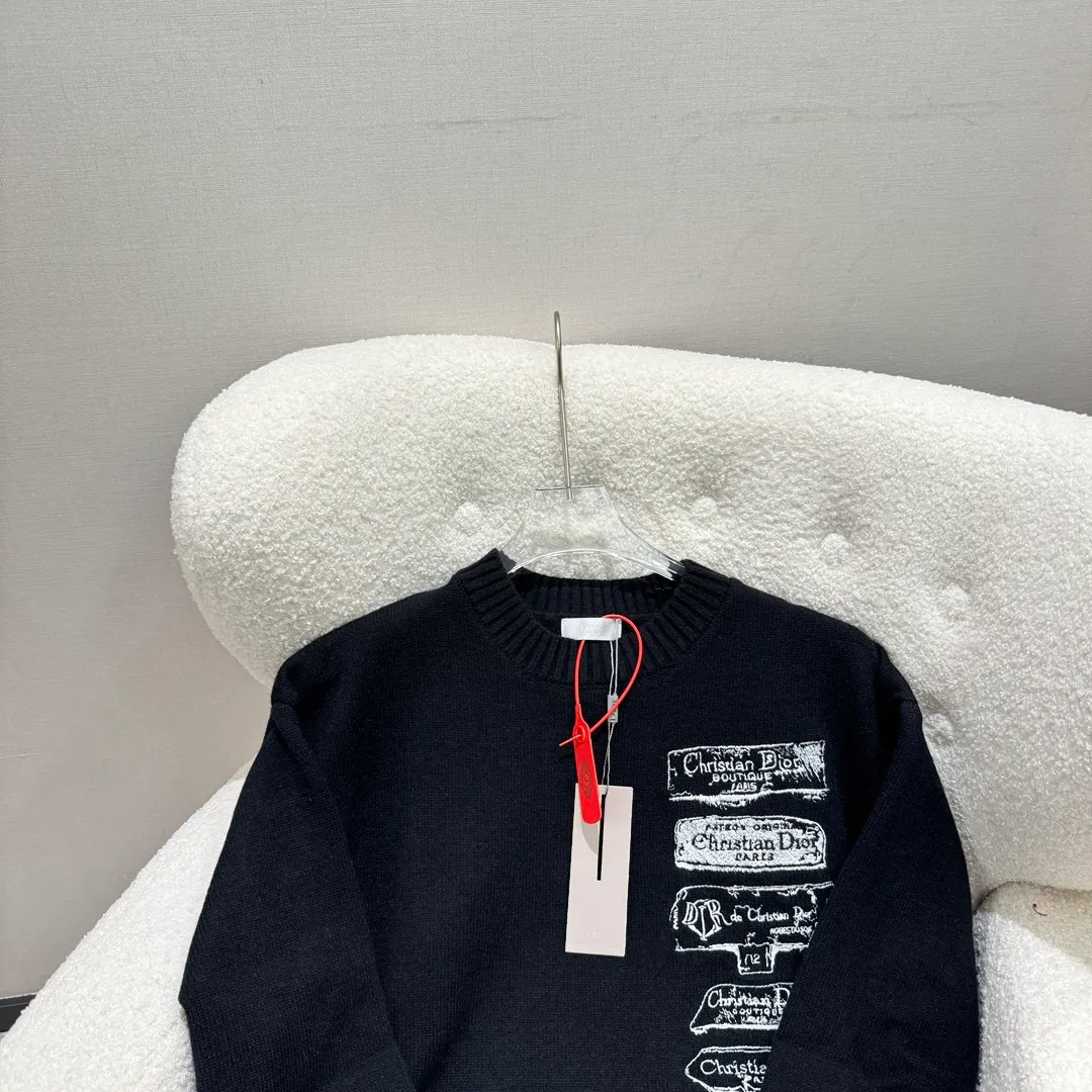 🅿️360 DIOR Dr 25 early spring new specimen embroidered crew neck sweater ⚠️Original purchase price of ¥46,000 Sheep wool blended wool Embellished with Archives Labels on the chest embroidery Ribbed round neck cuffs and hem Full set of accessories The sheep wool blended wool is made of 12S jacquard The sheep wool blended wool is a fabric made of mohair, nylon and sheep wool The wool itself has good thermal insulation properties. It still maintains the fiber structure after blending, giving it a soft and comfortable touch. The fabric has good elasticity, is soft and smooth, and has high gloss. It combines the wear resistance of multiple fibers to make the fabric more durable. It has moisture absorption, breathability, antibacterial, anti-wrinkle and other properties, extending its service life. The chest is decorated with Archives Labels embroidery. The water-soluble vacuum embroidery process is a unique embroidery technology, using water-soluble non-woven fabric as the base fabric. Use a computer embroidery machine to embroider patterns, use vacuum equipment to fix the embroidery work, and adjust the vacuum to show different three-dimensional effects. Put the fixed embroidery work into hot water to dissolve the water-soluble base fabric, leaving a three-dimensional embroidery pattern. Special washing process creates a soft feel. The whole body is made of high-elastic silk for garment connection. The special washing process makes the body of the garment elastic, and will not cause the clothes to become loose due to the washing process. Delicate feel. Tight weave. It is less prone to pilling than sweaters with a loose weave. The yarn feels soft and waxy, skin-friendly and gentle. A special washing process is used to soften the fabric. At the same time, the entire garment is connected with high elastic yarn, making the garment feel fluffy and soft without affecting the overall shape effect.