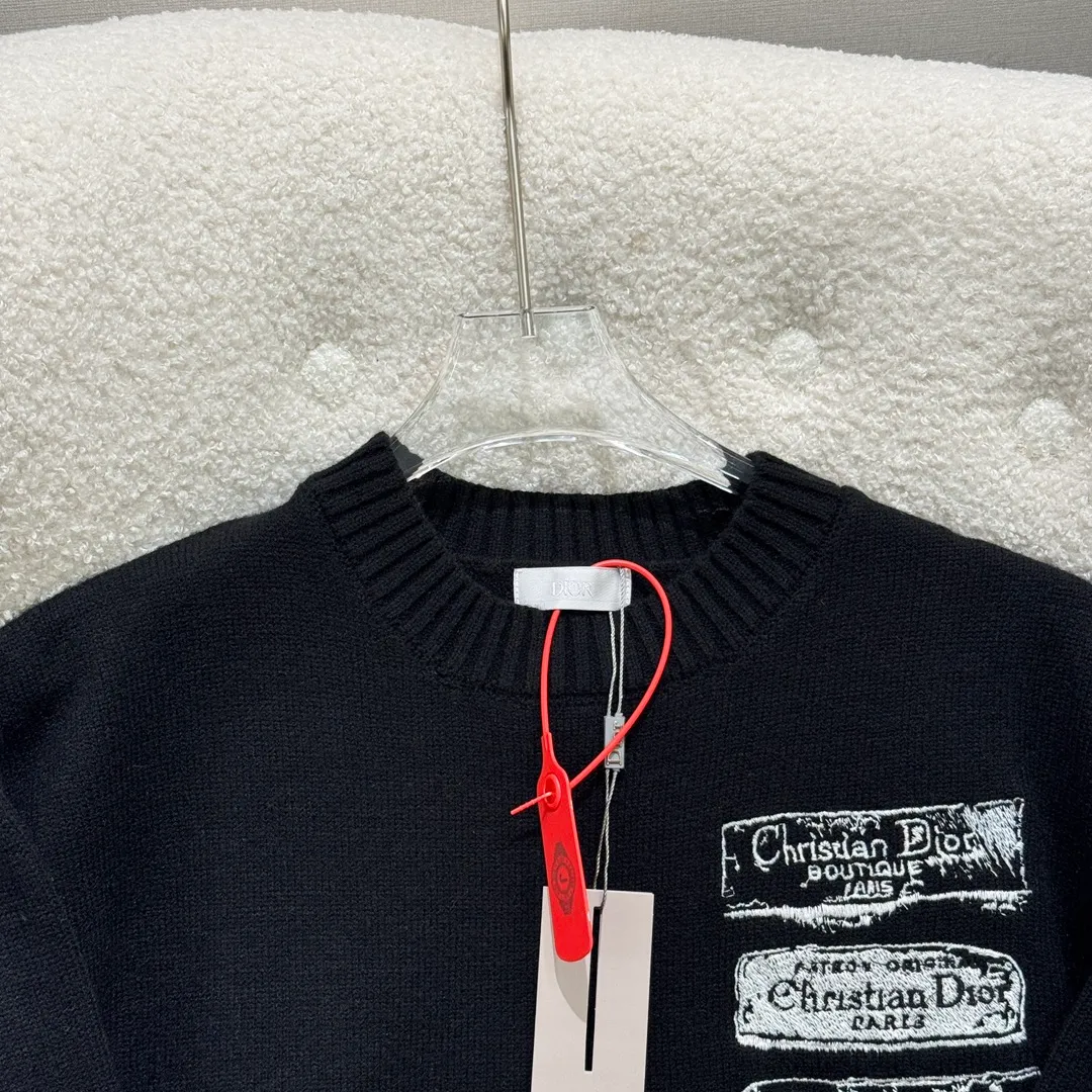 🅿️360 DIOR Dr 25 early spring new specimen embroidered crew neck sweater ⚠️Original purchase price of ¥46,000 Sheep wool blended wool Embellished with Archives Labels on the chest embroidery Ribbed round neck cuffs and hem Full set of accessories The sheep wool blended wool is made of 12S jacquard The sheep wool blended wool is a fabric made of mohair, nylon and sheep wool The wool itself has good thermal insulation properties. It still maintains the fiber structure after blending, giving it a soft and comfortable touch. The fabric has good elasticity, is soft and smooth, and has high gloss. It combines the wear resistance of multiple fibers to make the fabric more durable. It has moisture absorption, breathability, antibacterial, anti-wrinkle and other properties, extending its service life. The chest is decorated with Archives Labels embroidery. The water-soluble vacuum embroidery process is a unique embroidery technology, using water-soluble non-woven fabric as the base fabric. Use a computer embroidery machine to embroider patterns, use vacuum equipment to fix the embroidery work, and adjust the vacuum to show different three-dimensional effects. Put the fixed embroidery work into hot water to dissolve the water-soluble base fabric, leaving a three-dimensional embroidery pattern. Special washing process creates a soft feel. The whole body is made of high-elastic silk for garment connection. The special washing process makes the body of the garment elastic, and will not cause the clothes to become loose due to the washing process. Delicate feel. Tight weave. It is less prone to pilling than sweaters with a loose weave. The yarn feels soft and waxy, skin-friendly and gentle. A special washing process is used to soften the fabric. At the same time, the entire garment is connected with high elastic yarn, making the garment feel fluffy and soft without affecting the overall shape effect.