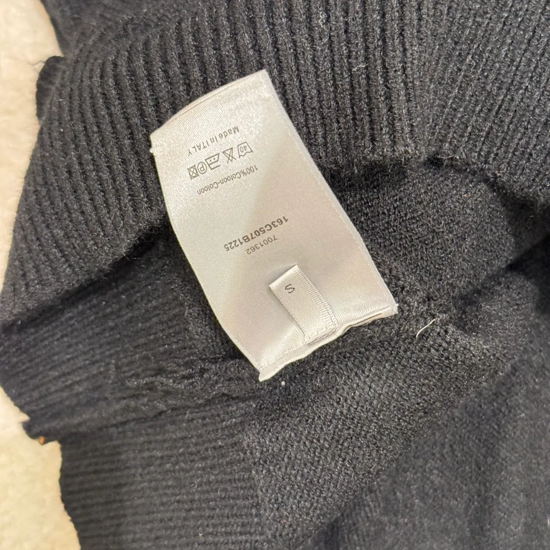 🅿️360 DIOR Dr 25 early spring new specimen embroidered crew neck sweater ⚠️Original purchase price of ¥46,000 Sheep wool blended wool Embellished with Archives Labels on the chest embroidery Ribbed round neck cuffs and hem Full set of accessories The sheep wool blended wool is made of 12S jacquard The sheep wool blended wool is a fabric made of mohair, nylon and sheep wool The wool itself has good thermal insulation properties. It still maintains the fiber structure after blending, giving it a soft and comfortable touch. The fabric has good elasticity, is soft and smooth, and has high gloss. It combines the wear resistance of multiple fibers to make the fabric more durable. It has moisture absorption, breathability, antibacterial, anti-wrinkle and other properties, extending its service life. The chest is decorated with Archives Labels embroidery. The water-soluble vacuum embroidery process is a unique embroidery technology, using water-soluble non-woven fabric as the base fabric. Use a computer embroidery machine to embroider patterns, use vacuum equipment to fix the embroidery work, and adjust the vacuum to show different three-dimensional effects. Put the fixed embroidery work into hot water to dissolve the water-soluble base fabric, leaving a three-dimensional embroidery pattern. Special washing process creates a soft feel. The whole body is made of high-elastic silk for garment connection. The special washing process makes the body of the garment elastic, and will not cause the clothes to become loose due to the washing process. Delicate feel. Tight weave. It is less prone to pilling than sweaters with a loose weave. The yarn feels soft and waxy, skin-friendly and gentle. A special washing process is used to soften the fabric. At the same time, the entire garment is connected with high elastic yarn, making the garment feel fluffy and soft without affecting the overall shape effect.
