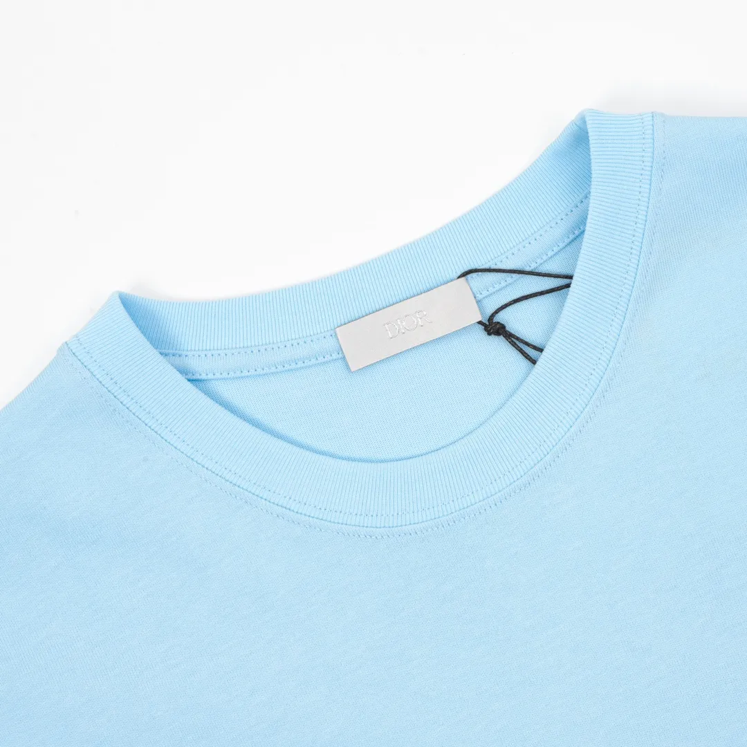 🅿️210 DIOR/Dior little blue cat embroidered short-sleeved T-shirt. Pure cotton double yarn fabric, using high-density thread embroidery, loose version, equipped with a full set of accessories. The fabric is soft, thick and complete with three standards, streamlined but not boring, versatile and atmospheric, interpreting the characteristics of casual fashion themes. The front little blue cat embroidery and the brand LOGO are combined with the design to integrate with the body, creating a rich and diverse texture to highlight the charm of diverse trend details. The same style for men and women. Size: XS-L