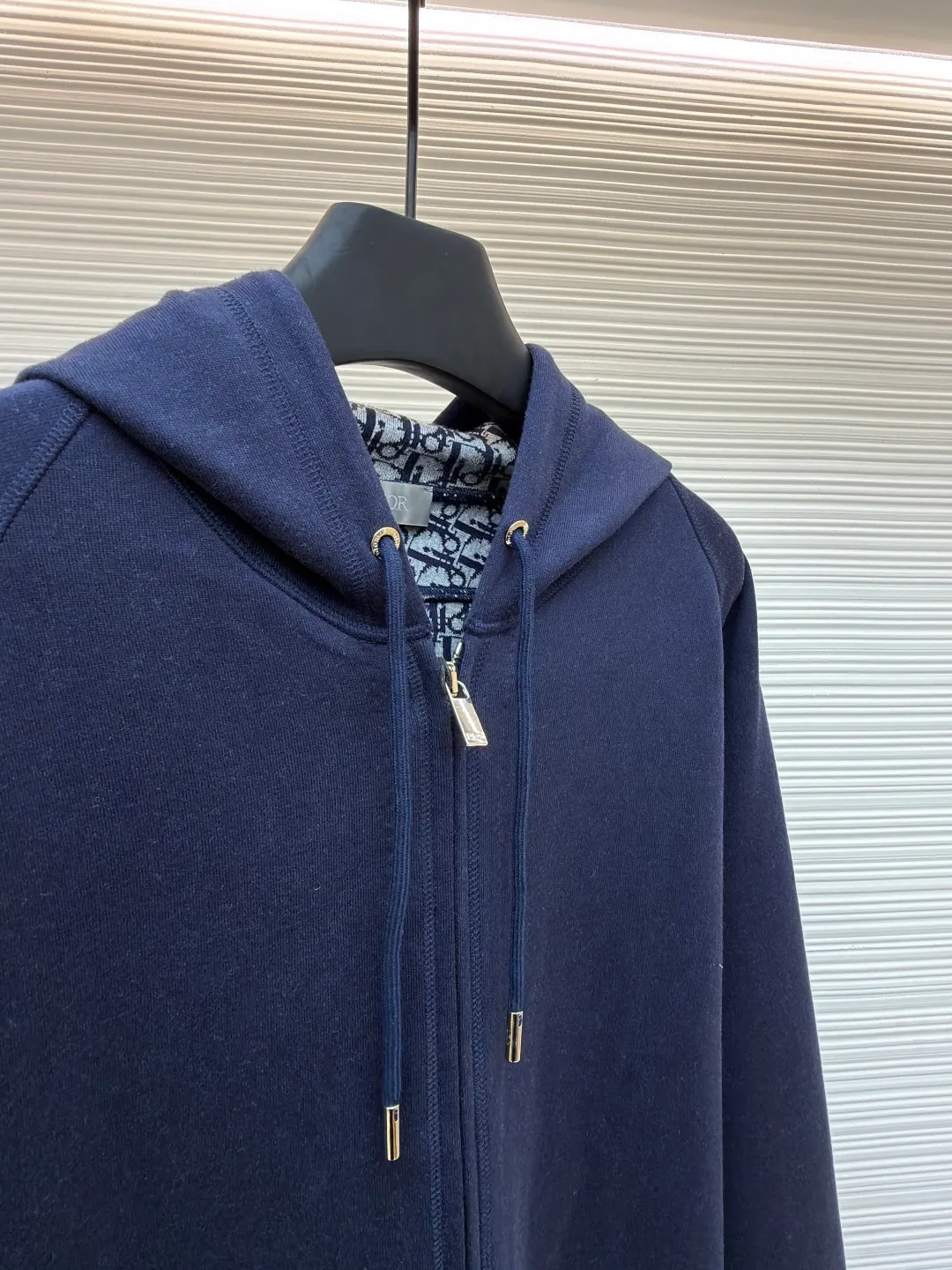 Dior presbyopic wool cashmere hooded cardigan jacket ●Original version: purchased and developed by 16986 ●Item number: 1680894-C00 ●Fabric: wool cashmere fabric ●Technology: jacquard texture production ●Version: fitted version ●Weight: about 990 grams ●Size: S-M-L-XL ●Description: The fabric is made of cashmere fabric, containing 50% wool and pure cotton, with original hemming inside, jacquard letters, integrated design. One side has a solid color logo, and the spliced side has a classic presbyopia. It can be worn on both sides to change the style at any time. Customized imported velvet imported machine weaving, the material is conscientious and full of high-end texture. It is comfortable to wear and skin-friendly. It is made by a large factory and has perfect details and texture. The fabric is made of imported cashmere yarn. New product for early autumn! Hot style return! New version of dropped shoulder design High-grade navy blue presbyopic logo zipper cashmere jacket. Reversible. The letter jacquard texture on the back is luxurious and handsome. The hooded design is fashionable and advanced. The classic version does not make people look slimmer. Highly recommended! The overall wiring is straight and delicate, the fabric is comfortable and soft, and the color is consistent without color difference. It can be matched with the same style to create a fashionable look and control various occasions. Customized accessories, complete with three standards, same style for men and women!