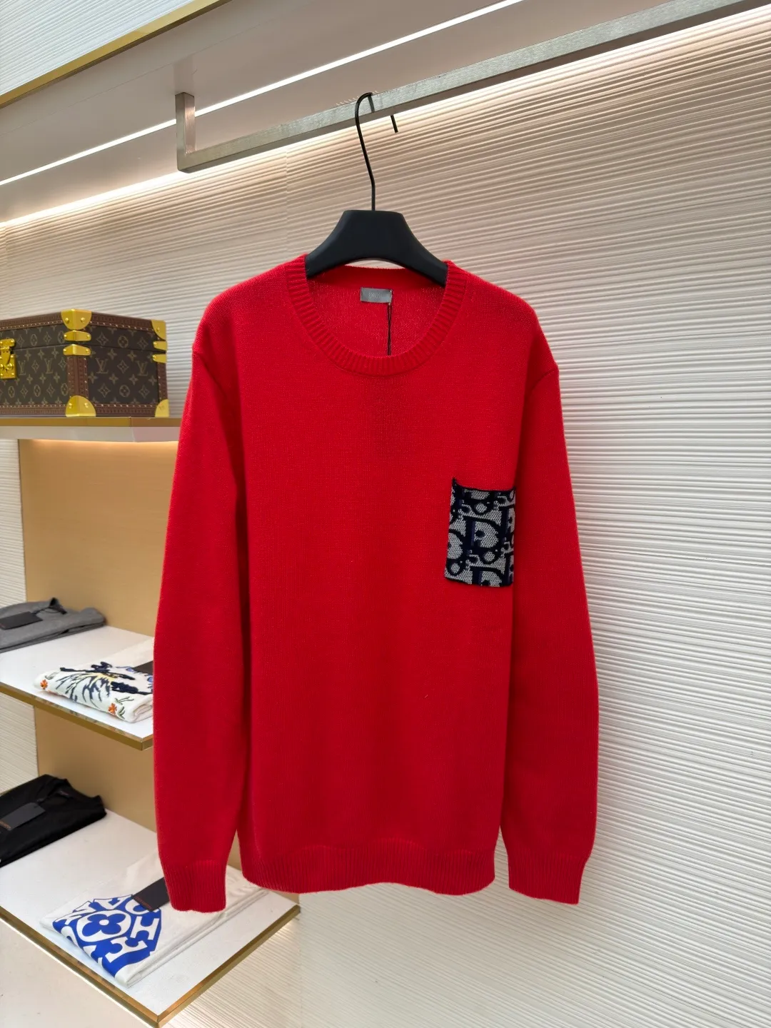 Dior patchwork letter jacquard pocket knitted sweater ●Original version: purchased and developed by 19049 ●Item number: 1682529-B10 ●Fabric: wool fabric ●Technology: jacquard knitting ●Color: red ●Version: fitted version ●Weight: about 475 grams ●Size: S-M-L-XL ●Description: This DIOR The SS26 summer series red sweater is woven with high-quality combed cotton threads and uses plain knitting technology to create the body. The fabric is fine, soft, elastic, breathable and skin-friendly, and is not prone to pilling or snagging. The brand's classic presbyopia pattern pocket on the left side of the body is made using patch printing technology. The printing ink layer is thick and even, and the pattern is clear and three-dimensional. It forms a sharp visual contrast with the red knitted base and highlights the brand recognition. The neckline is a classic round neck design, with double-needle reinforced hemming technology and a custom-made threaded collar, making it durable and not prone to loosening. The cuffs and hem are ribbed in the same color, with moderate elasticity to fit the body shape. The overall cut is a fitted silhouette. The stitching is straight and fine. The customized accessories and three labels are complete. The details and craftsmanship show the level of luxury. It is suitable for daily casual and light business wear scenarios. The overall wiring is straight and delicate, the fabric is comfortable and soft, and the color is consistent without color difference. It can be matched with the same style to create a fashionable look and control various occasions. Customized accessories, complete with three standards, same style for men and women!