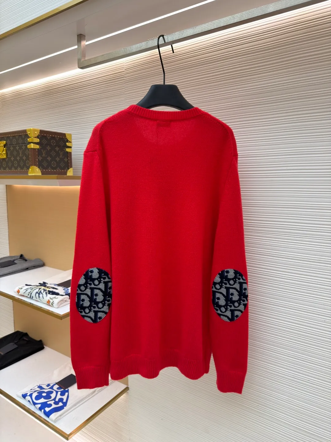 Dior patchwork letter jacquard pocket knitted sweater ●Original version: purchased and developed by 19049 ●Item number: 1682529-B10 ●Fabric: wool fabric ●Technology: jacquard knitting ●Color: red ●Version: fitted version ●Weight: about 475 grams ●Size: S-M-L-XL ●Description: This DIOR The SS26 summer series red sweater is woven with high-quality combed cotton threads and uses plain knitting technology to create the body. The fabric is fine, soft, elastic, breathable and skin-friendly, and is not prone to pilling or snagging. The brand's classic presbyopia pattern pocket on the left side of the body is made using patch printing technology. The printing ink layer is thick and even, and the pattern is clear and three-dimensional. It forms a sharp visual contrast with the red knitted base and highlights the brand recognition. The neckline is a classic round neck design, with double-needle reinforced hemming technology and a custom-made threaded collar, making it durable and not prone to loosening. The cuffs and hem are ribbed in the same color, with moderate elasticity to fit the body shape. The overall cut is a fitted silhouette. The stitching is straight and fine. The customized accessories and three labels are complete. The details and craftsmanship show the level of luxury. It is suitable for daily casual and light business wear scenarios. The overall wiring is straight and delicate, the fabric is comfortable and soft, and the color is consistent without color difference. It can be matched with the same style to create a fashionable look and control various occasions. Customized accessories, complete with three standards, same style for men and women!