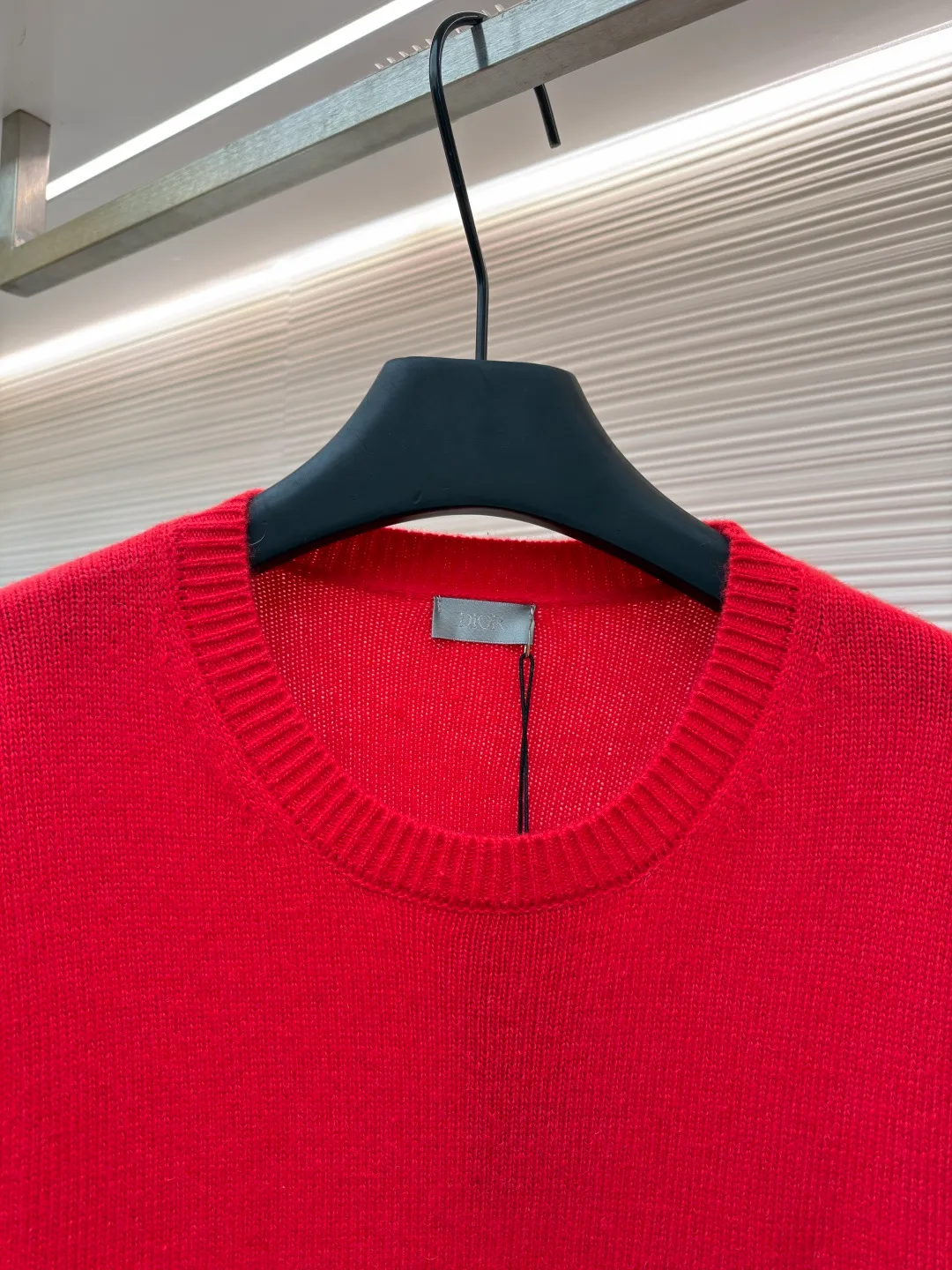 Dior patchwork letter jacquard pocket knitted sweater ●Original version: purchased and developed by 19049 ●Item number: 1682529-B10 ●Fabric: wool fabric ●Technology: jacquard knitting ●Color: red ●Version: fitted version ●Weight: about 475 grams ●Size: S-M-L-XL ●Description: This DIOR The SS26 summer series red sweater is woven with high-quality combed cotton threads and uses plain knitting technology to create the body. The fabric is fine, soft, elastic, breathable and skin-friendly, and is not prone to pilling or snagging. The brand's classic presbyopia pattern pocket on the left side of the body is made using patch printing technology. The printing ink layer is thick and even, and the pattern is clear and three-dimensional. It forms a sharp visual contrast with the red knitted base and highlights the brand recognition. The neckline is a classic round neck design, with double-needle reinforced hemming technology and a custom-made threaded collar, making it durable and not prone to loosening. The cuffs and hem are ribbed in the same color, with moderate elasticity to fit the body shape. The overall cut is a fitted silhouette. The stitching is straight and fine. The customized accessories and three labels are complete. The details and craftsmanship show the level of luxury. It is suitable for daily casual and light business wear scenarios. The overall wiring is straight and delicate, the fabric is comfortable and soft, and the color is consistent without color difference. It can be matched with the same style to create a fashionable look and control various occasions. Customized accessories, complete with three standards, same style for men and women!