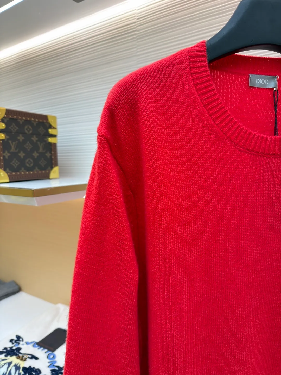 Dior patchwork letter jacquard pocket knitted sweater ●Original version: purchased and developed by 19049 ●Item number: 1682529-B10 ●Fabric: wool fabric ●Technology: jacquard knitting ●Color: red ●Version: fitted version ●Weight: about 475 grams ●Size: S-M-L-XL ●Description: This DIOR The SS26 summer series red sweater is woven with high-quality combed cotton threads and uses plain knitting technology to create the body. The fabric is fine, soft, elastic, breathable and skin-friendly, and is not prone to pilling or snagging. The brand's classic presbyopia pattern pocket on the left side of the body is made using patch printing technology. The printing ink layer is thick and even, and the pattern is clear and three-dimensional. It forms a sharp visual contrast with the red knitted base and highlights the brand recognition. The neckline is a classic round neck design, with double-needle reinforced hemming technology and a custom-made threaded collar, making it durable and not prone to loosening. The cuffs and hem are ribbed in the same color, with moderate elasticity to fit the body shape. The overall cut is a fitted silhouette. The stitching is straight and fine. The customized accessories and three labels are complete. The details and craftsmanship show the level of luxury. It is suitable for daily casual and light business wear scenarios. The overall wiring is straight and delicate, the fabric is comfortable and soft, and the color is consistent without color difference. It can be matched with the same style to create a fashionable look and control various occasions. Customized accessories, complete with three standards, same style for men and women!