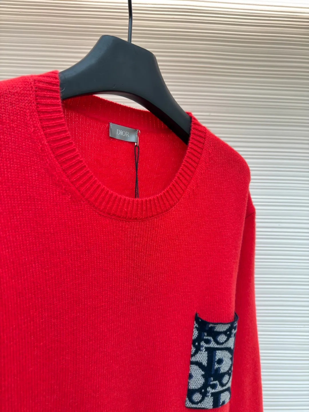 Dior patchwork letter jacquard pocket knitted sweater ●Original version: purchased and developed by 19049 ●Item number: 1682529-B10 ●Fabric: wool fabric ●Technology: jacquard knitting ●Color: red ●Version: fitted version ●Weight: about 475 grams ●Size: S-M-L-XL ●Description: This DIOR The SS26 summer series red sweater is woven with high-quality combed cotton threads and uses plain knitting technology to create the body. The fabric is fine, soft, elastic, breathable and skin-friendly, and is not prone to pilling or snagging. The brand's classic presbyopia pattern pocket on the left side of the body is made using patch printing technology. The printing ink layer is thick and even, and the pattern is clear and three-dimensional. It forms a sharp visual contrast with the red knitted base and highlights the brand recognition. The neckline is a classic round neck design, with double-needle reinforced hemming technology and a custom-made threaded collar, making it durable and not prone to loosening. The cuffs and hem are ribbed in the same color, with moderate elasticity to fit the body shape. The overall cut is a fitted silhouette. The stitching is straight and fine. The customized accessories and three labels are complete. The details and craftsmanship show the level of luxury. It is suitable for daily casual and light business wear scenarios. The overall wiring is straight and delicate, the fabric is comfortable and soft, and the color is consistent without color difference. It can be matched with the same style to create a fashionable look and control various occasions. Customized accessories, complete with three standards, same style for men and women!