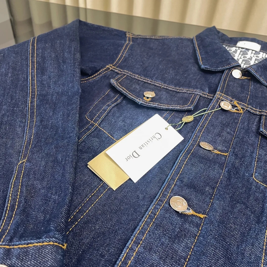 🅿️330 (Correct version, top replica) Dior/Dior reversible presbyopic CD all-over logo print jacket denim shirt jacket reversible couple style. On sale at the counter, the black lined denim jacket is retro and modern, dark black denim with light letter cycle printing, the same style for men and women is highly recommended! Very upright style, the classic Dior pattern on the inside is stunning. Exclusive and high quality, different from all versions on the market. It is made of imported heavy-duty jacquard fabric with perfect details. It has been washed many times and feels comfortable. The edges of the high-density embroidered letters on the back are treated with old holes. It is matched with the exclusive custom-made original uniform button accessories. It can be described as ingenious quality. Size: M L XL