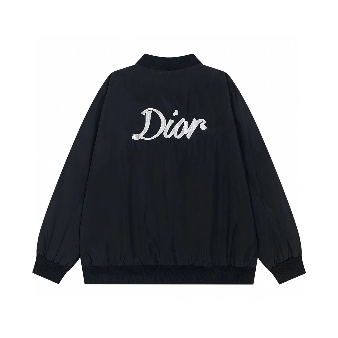 🅿️320 DIOR Dior's new autumn and winter new classic letter embroidered bomber jacket for couples, coat tops 1️⃣Original development of the same high-end high-elastic polyester technology fabric as the Internet celebrity star, waterproof coating, double-layered lining fabric is extremely delicate, the upper body is very soft and comfortable! 2️⃣The iconic logo embroidery design style, combined with the ribbed collar, hem and cuffs, is very youthful and energetic. It can be easily worn by both men and women, and is very in line with the fashion aesthetic concepts of today's young people! 3️⃣Complete three standards, same style for men and women, a must-have for couples Color: Black Size: S, M, L, XL