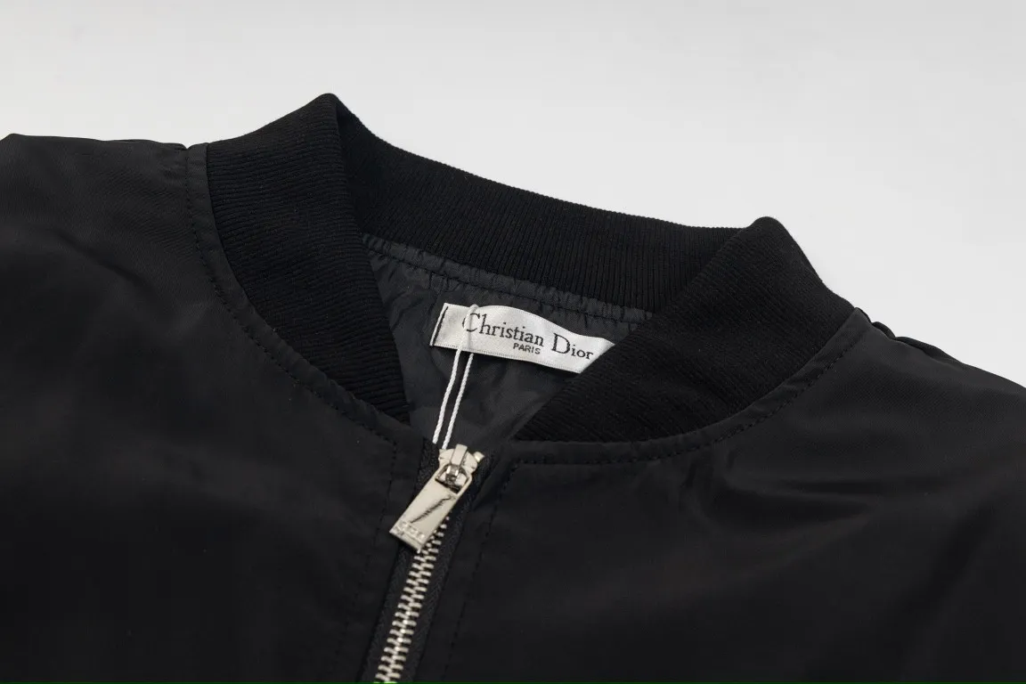 🅿️320 DIOR Dior's new autumn and winter new classic letter embroidered bomber jacket for couples, coat tops 1️⃣Original development of the same high-end high-elastic polyester technology fabric as the Internet celebrity star, waterproof coating, double-layered lining fabric is extremely delicate, the upper body is very soft and comfortable! 2️⃣The iconic logo embroidery design style, combined with the ribbed collar, hem and cuffs, is very youthful and energetic. It can be easily worn by both men and women, and is very in line with the fashion aesthetic concepts of today's young people! 3️⃣Complete three standards, same style for men and women, a must-have for couples Color: Black Size: S, M, L, XL