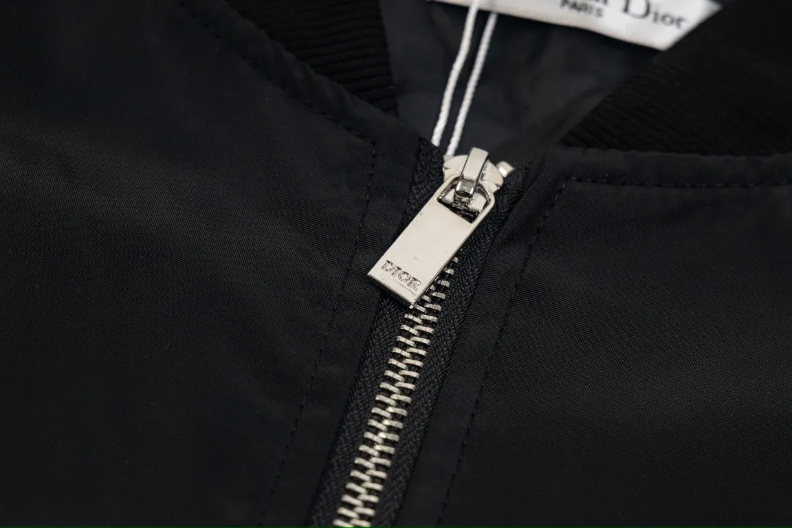 🅿️320 DIOR Dior's new autumn and winter new classic letter embroidered bomber jacket for couples, coat tops 1️⃣Original development of the same high-end high-elastic polyester technology fabric as the Internet celebrity star, waterproof coating, double-layered lining fabric is extremely delicate, the upper body is very soft and comfortable! 2️⃣The iconic logo embroidery design style, combined with the ribbed collar, hem and cuffs, is very youthful and energetic. It can be easily worn by both men and women, and is very in line with the fashion aesthetic concepts of today's young people! 3️⃣Complete three standards, same style for men and women, a must-have for couples Color: Black Size: S, M, L, XL