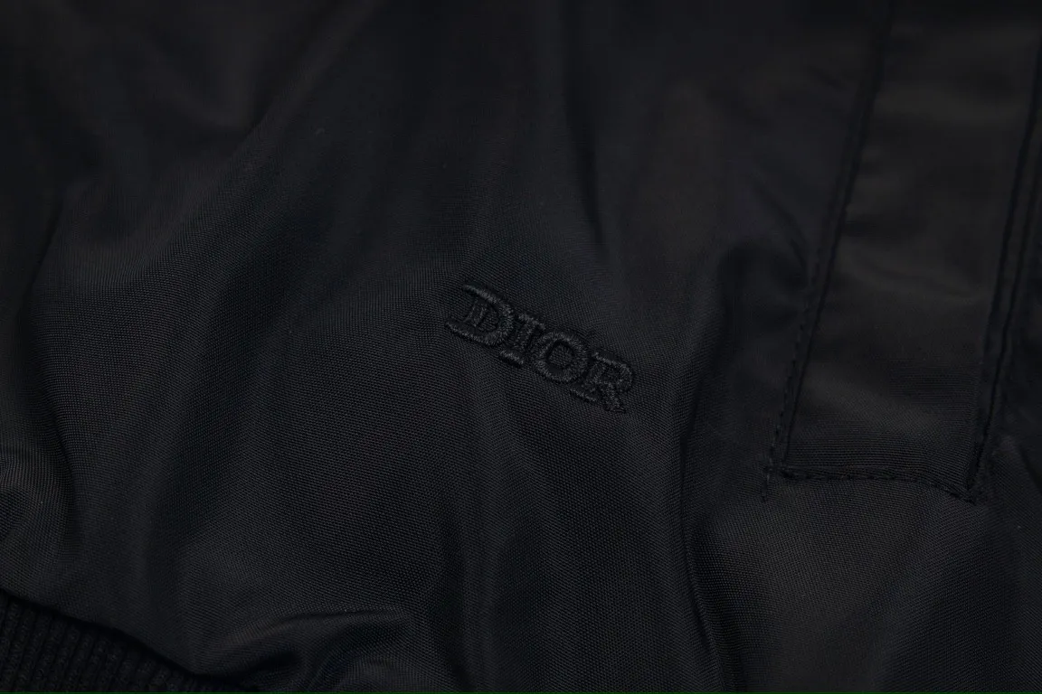 🅿️320 DIOR Dior's new autumn and winter new classic letter embroidered bomber jacket for couples, coat tops 1️⃣Original development of the same high-end high-elastic polyester technology fabric as the Internet celebrity star, waterproof coating, double-layered lining fabric is extremely delicate, the upper body is very soft and comfortable! 2️⃣The iconic logo embroidery design style, combined with the ribbed collar, hem and cuffs, is very youthful and energetic. It can be easily worn by both men and women, and is very in line with the fashion aesthetic concepts of today's young people! 3️⃣Complete three standards, same style for men and women, a must-have for couples Color: Black Size: S, M, L, XL