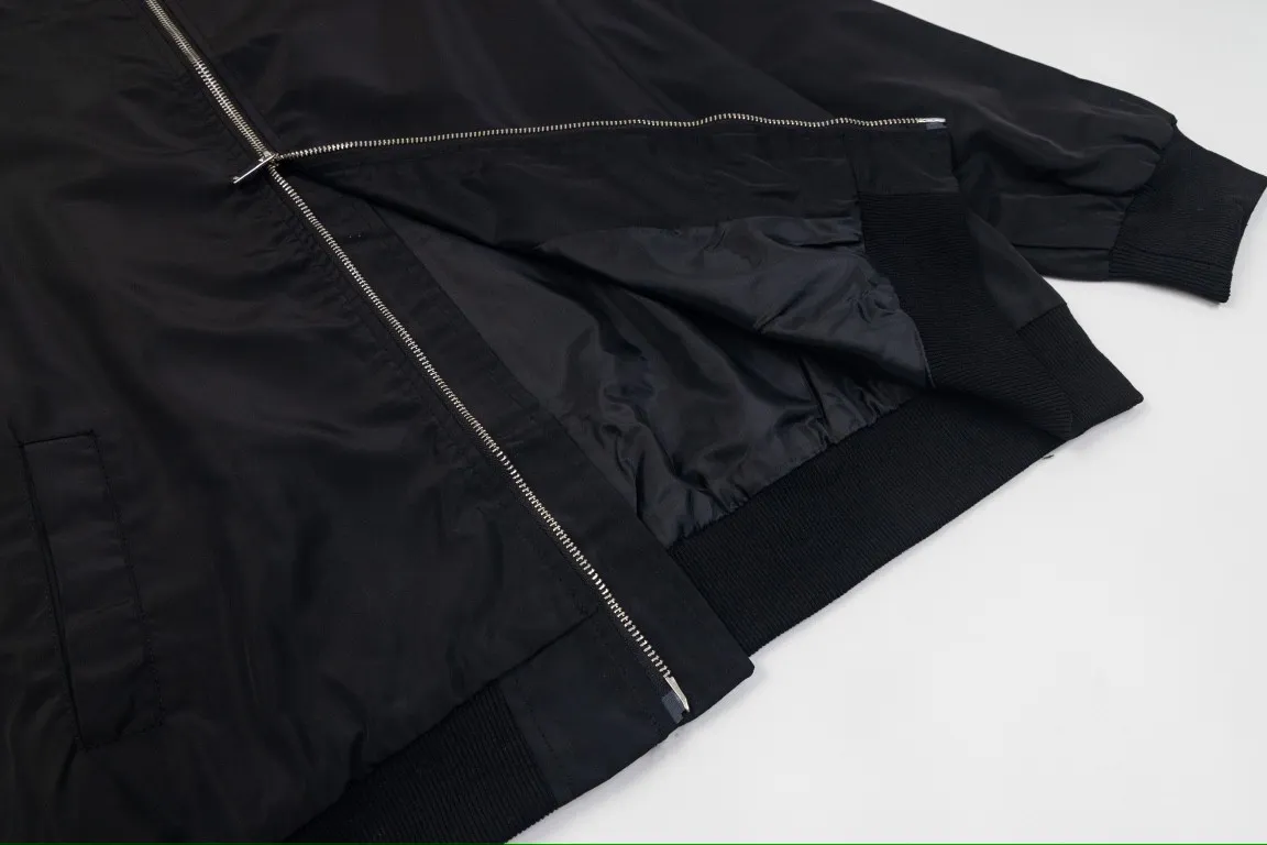 🅿️320 DIOR Dior's new autumn and winter new classic letter embroidered bomber jacket for couples, coat tops 1️⃣Original development of the same high-end high-elastic polyester technology fabric as the Internet celebrity star, waterproof coating, double-layered lining fabric is extremely delicate, the upper body is very soft and comfortable! 2️⃣The iconic logo embroidery design style, combined with the ribbed collar, hem and cuffs, is very youthful and energetic. It can be easily worn by both men and women, and is very in line with the fashion aesthetic concepts of today's young people! 3️⃣Complete three standards, same style for men and women, a must-have for couples Color: Black Size: S, M, L, XL
