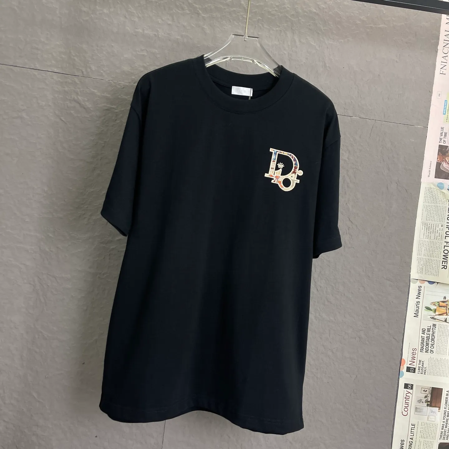 🅿️190 /A57 DIOR Dior Fabric upgrade 300 high gram weight High-end three-dimensional embroidery technology Exclusive new original order Same style for men and women Casual loose-fitting short sleeves High-end customization High version Fashionable and versatile imported fabrics Super soft and delicate feel Skin-friendly and comfortable to wear High-end boutique High-temperature washing process to ensure no deformation or shrinkage, summer wear, a comfortable and beautiful value! A must-have item for beauty and aging! The surface is ultra-fine and smooth, uniform, delicate and soft. It is comfortable to wear and can easily create a cool summer feel. It is easy to handle on the upper body and becomes the focus of the street in minutes. Size: S-XL Color: black and white