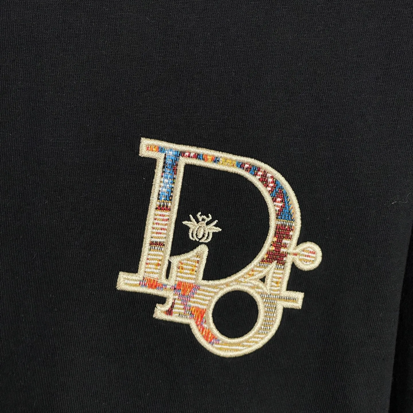 🅿️190 /A57 DIOR Dior Fabric upgrade 300 high gram weight High-end three-dimensional embroidery technology Exclusive new original order Same style for men and women Casual loose-fitting short sleeves High-end customization High version Fashionable and versatile imported fabrics Super soft and delicate feel Skin-friendly and comfortable to wear High-end boutique High-temperature washing process to ensure no deformation or shrinkage, summer wear, a comfortable and beautiful value! A must-have item for beauty and aging! The surface is ultra-fine and smooth, uniform, delicate and soft. It is comfortable to wear and can easily create a cool summer feel. It is easy to handle on the upper body and becomes the focus of the street in minutes. Size: S-XL Color: black and white
