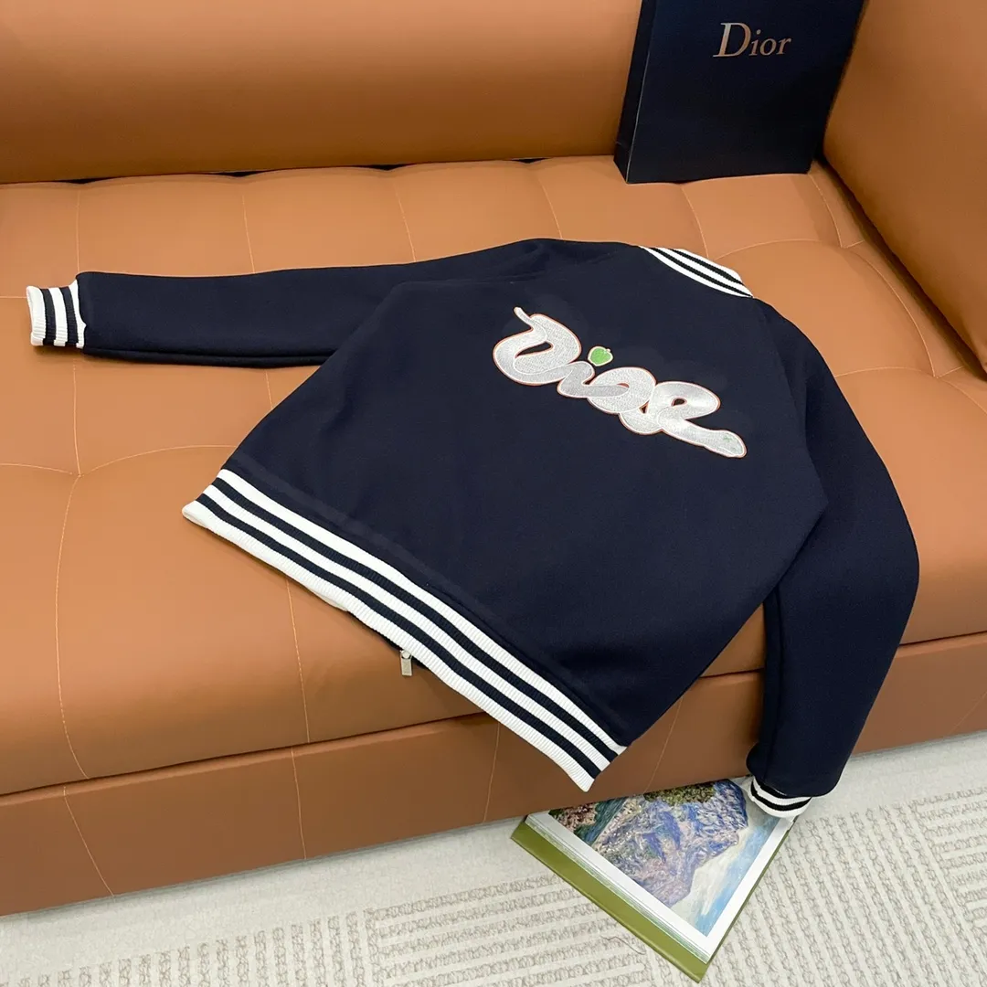 🅿️410 Dior➡️Dior runway style baseball jacket. I ordered the original model and took a month to finally ship it. I love it so much. The upper body is really cool. A blogger on Douyin said that LV's new products this year will become the future trend. If you look through street photos, you will find that celebrities regard it as a collectible jacket, a must-have item for men and women who want light luxury for commuting. Developing the highest version on the entire network, it took 1 month to customize and the cost was extremely high. The German imported flat-machine made custom-woven wool jacquard threads, using the first layer of imported lambskin. The pleated texture is unparalleled. It is hand-cut and meticulously crafted. The stitching position is very technical. Whether the whole garment is good or not depends on this position. Top-notch workmanship and details can stand the test. A full set of customized accessories, the letters are clear and perfectly restored without any difference. High-end atmosphere and full grade! The entire dress is exclusively customized with heavy craftsmanship. The towel patch embroidery is perfectly combined with craft embroidery and precise stitching! Absolute craftsmanship quality!