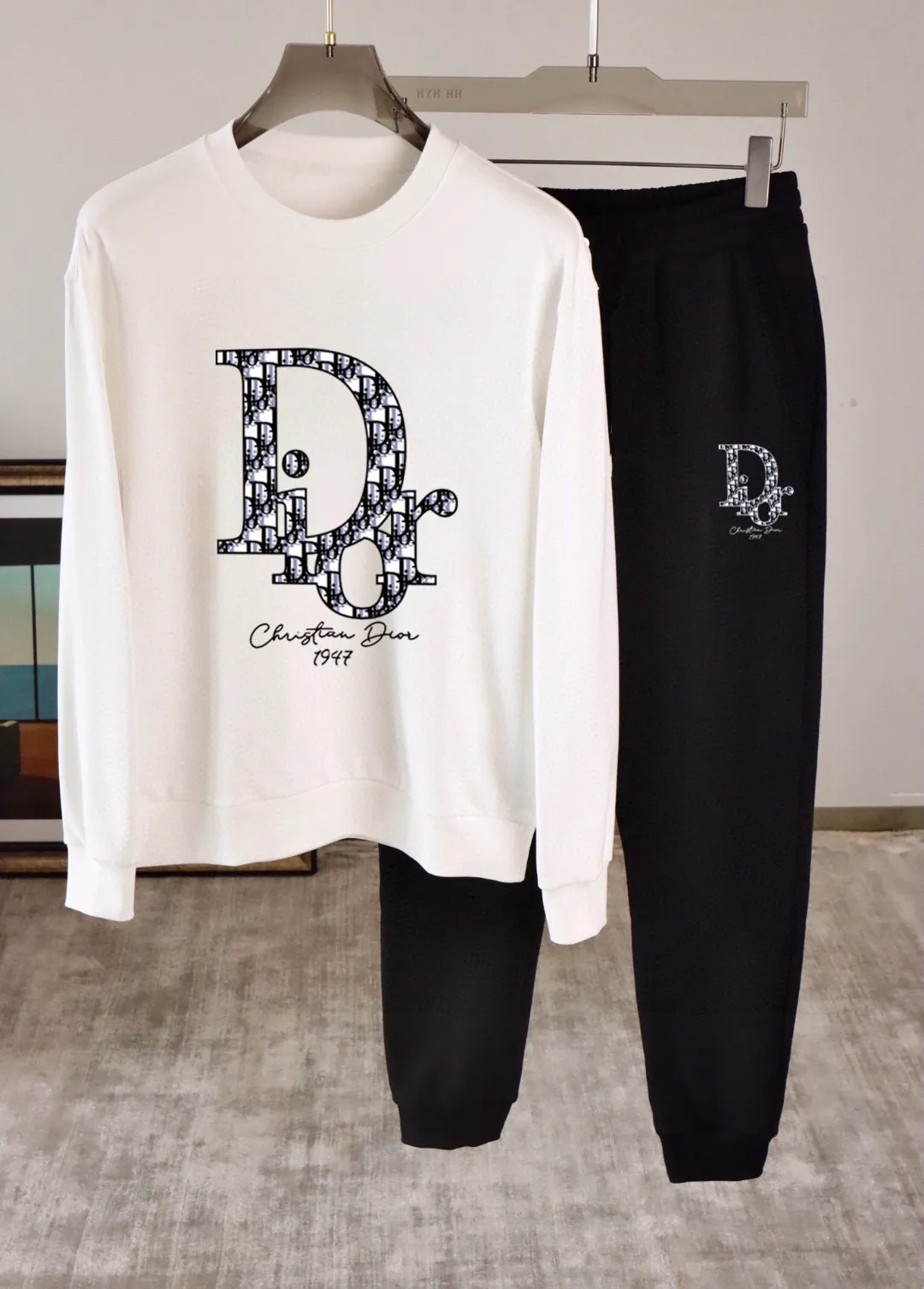 🅿️380 [DIOR Dior] (Fat Man’s Gospel) hot-selling suit is coming. Focus on the original version of the official website. 2025 new hot-selling sweatshirt suit. The original order is the best product. 🇭🇰The meticulous work of top designers is dedicated to a fitting and perfect upper body effect. All-natural high-quality Roman cotton 100%, close-fitting comfort, noble and elegant! Original hardware embodies elegance and nobility! Counter size: M-5XL (maximum wear up to 220 pounds)