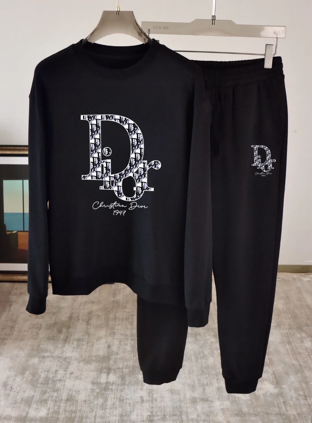 🅿️380 [DIOR Dior] (Fat Man’s Gospel) hot-selling suit is coming. Focus on the original version of the official website. 2025 new hot-selling sweatshirt suit. The original order is the best product. 🇭🇰The meticulous work of top designers is dedicated to a fitting and perfect upper body effect. All-natural high-quality Roman cotton 100%, close-fitting comfort, noble and elegant! Original hardware embodies elegance and nobility! Counter size: M-5XL (maximum wear up to 220 pounds)