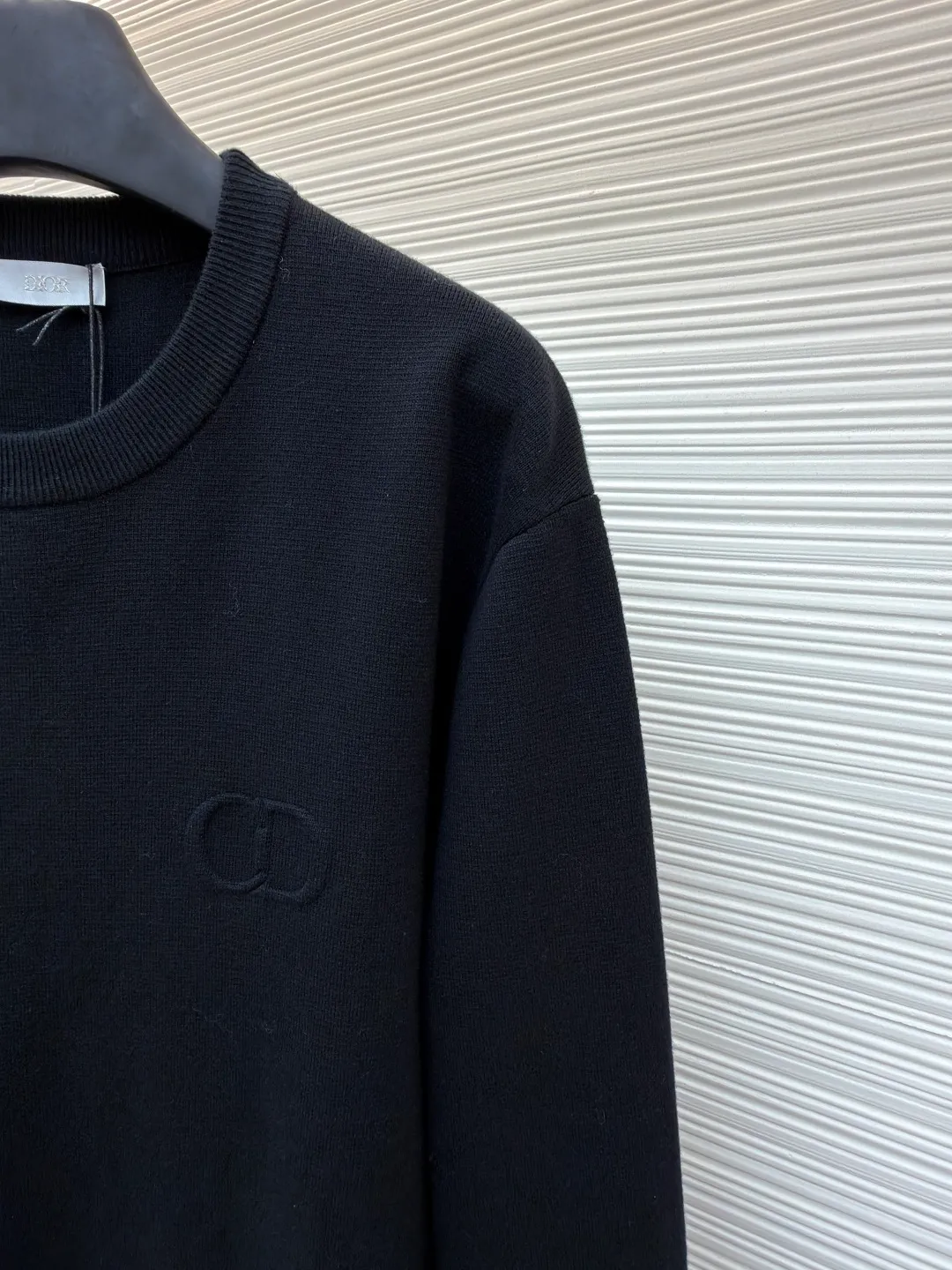 Dior CD letter crew neck sweater ●Original version: purchased and developed by 10862 ●Item number: 1680971-A85 ●Fabric: wool blended fabric ●Technology: knitting ●Version: fitted version ●Weight: about 595 grams ●Size: XS-S-M-L ●Description: The wool material is made of 48 counts of ultra-fine 50% wool and 50% cotton blended yarn. It uses an imported 14-gauge wool loom to double-sided three-dimensional weaving. A single piece takes 270 minutes per piece. The letters on the chest are molded and made with silicone three-dimensional relief embossing technology. Three-label washing is made to order. The overall wiring is straight and delicate, the fabric is comfortable and soft, and the color is consistent without color difference. It can be matched with the same style to create a fashionable look and control various occasions. Customized accessories, complete with three standards, same style for men and women!