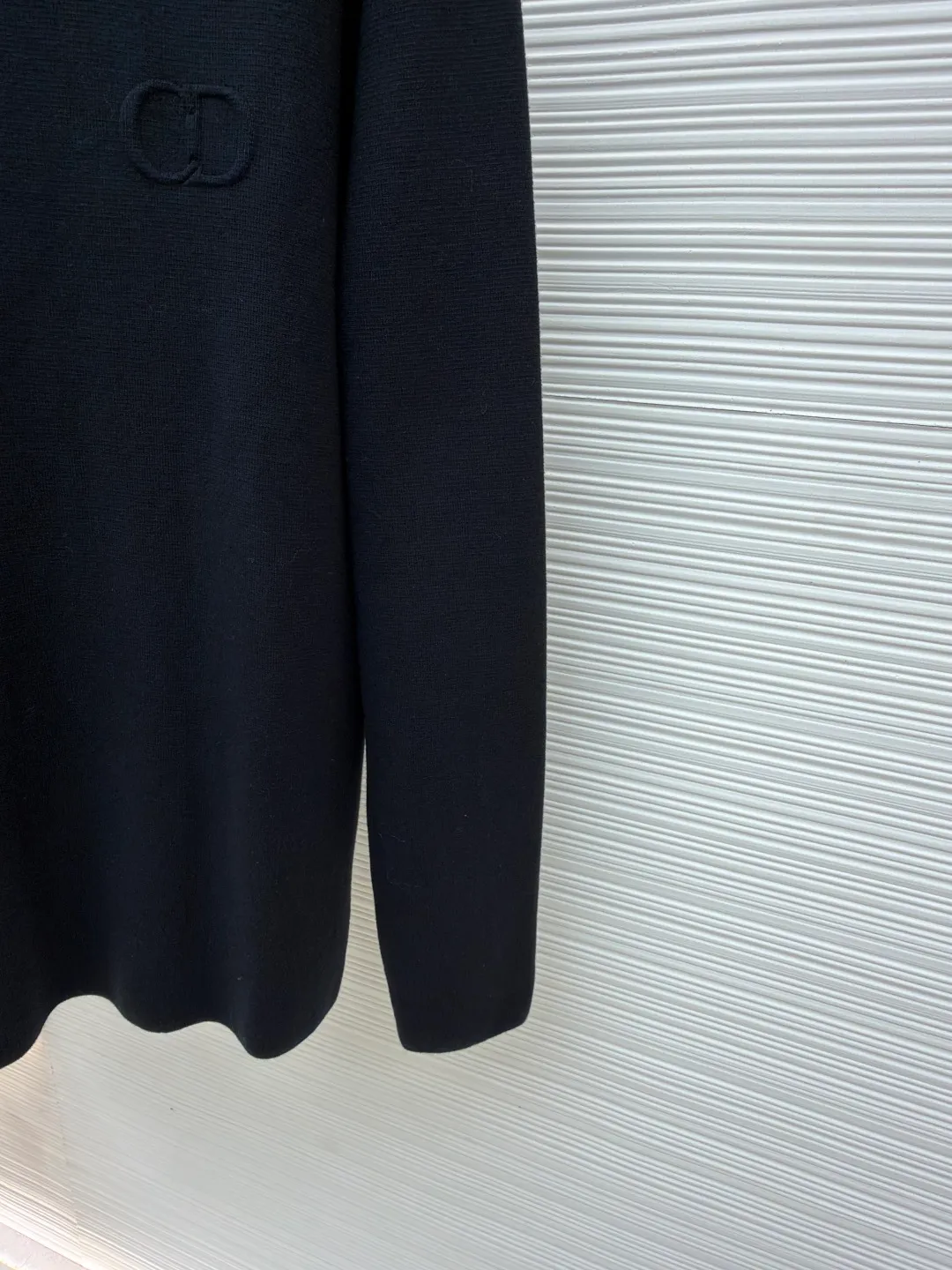 Dior CD letter crew neck sweater ●Original version: purchased and developed by 10862 ●Item number: 1680971-A85 ●Fabric: wool blended fabric ●Technology: knitting ●Version: fitted version ●Weight: about 595 grams ●Size: XS-S-M-L ●Description: The wool material is made of 48 counts of ultra-fine 50% wool and 50% cotton blended yarn. It uses an imported 14-gauge wool loom to double-sided three-dimensional weaving. A single piece takes 270 minutes per piece. The letters on the chest are molded and made with silicone three-dimensional relief embossing technology. Three-label washing is made to order. The overall wiring is straight and delicate, the fabric is comfortable and soft, and the color is consistent without color difference. It can be matched with the same style to create a fashionable look and control various occasions. Customized accessories, complete with three standards, same style for men and women!