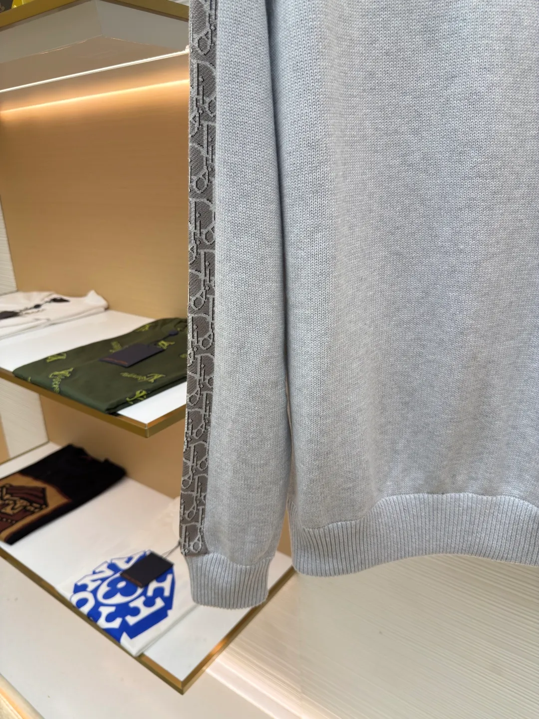 Dior sleeve webbing jacquard sweater ●Authentic product: 11000 purchase and development ●Item number: 1680529-B40 ●Fabric: wool fabric ●Technology: Wool jacquard production ●Version: fitted version ●Weight: about 815 grams ●Size: XS-S-M-L ●Description: The original version is dyed and dyed, and the color similarity is as high as 95%. It is made of 100% fully combed cotton yarn. The body of the clothes is woven on the same 7G loom as the original version. The mulberry silk webbing on both sides is made of 16-needle ultra-fine according to the original version. The needle types are individually knitted, sewn, washed, and finally the webbing is operated by highly skilled lathes. Ordinary lathes cannot carve such a straight webbing. This place particularly tests the lathes' skills. The overall wiring is straight and delicate, the fabric is comfortable and soft, and the color is consistent without color difference. It can be matched with the same style to create a fashionable look, and can be used in various occasions. Customized accessories, complete with three standards, same style for men and women!