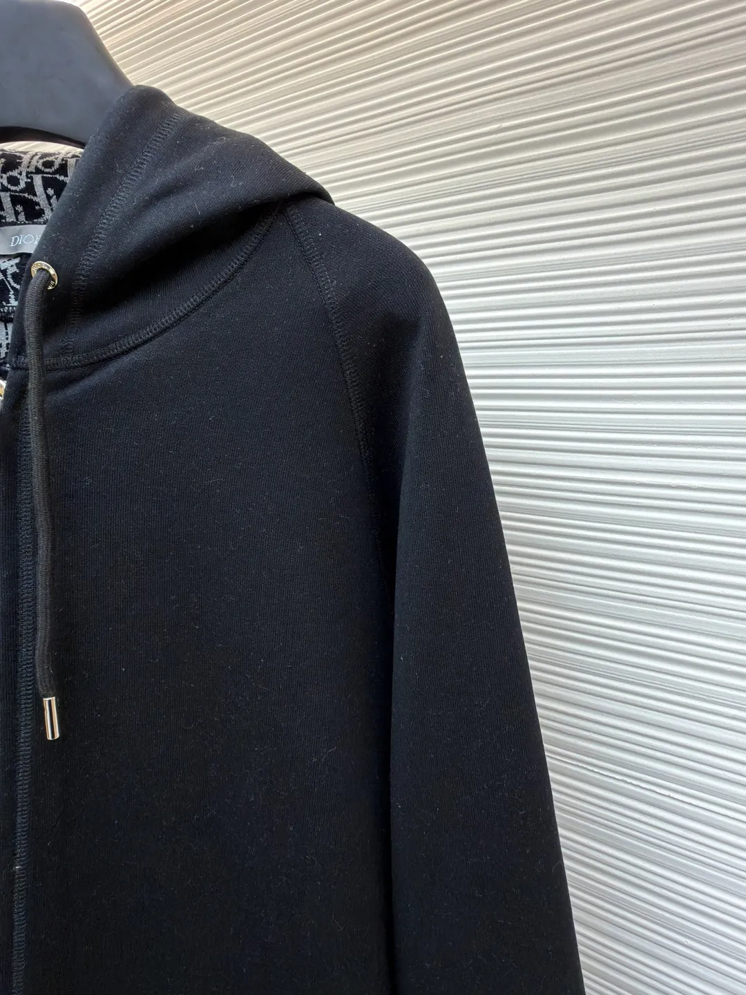 Dior presbyopic wool cashmere hooded cardigan jacket ●Original version: purchased and developed for 17500 ●Item number: 1680896-C00 ●Fabric: wool cashmere fabric ●Technology: Jacquard texture production ●Version: fitted version ●Weight: about 920 grams ●Size: S-M-L-XL ●Description: The fabric is made of cashmere fabric, containing 50% wool and pure cotton, with original hemming inside, jacquard letters, integrated design. One side has a solid color logo, and the spliced side has a classic presbyopia. It can be worn on both sides to change the style at any time. Customized imported velvet imported machine weaving, the material is conscientious and full of high-end texture. It is comfortable to wear and skin-friendly. It is made by a large factory and has perfect details and texture. The fabric is made of imported cashmere yarn. New product for early autumn! Hot style return! New version of dropped shoulder design High-grade navy blue presbyopic logo zipper cashmere jacket. Reversible. The letter jacquard texture on the back is luxurious and handsome. The hooded design is fashionable and advanced. The classic version does not make people look slimmer. Highly recommended! The overall wiring is straight and delicate, the fabric is comfortable and soft, and the color is consistent without color difference. It can be matched with the same style to create a fashionable look and control various occasions. Customized accessories, complete with three standards, same style for men and women!