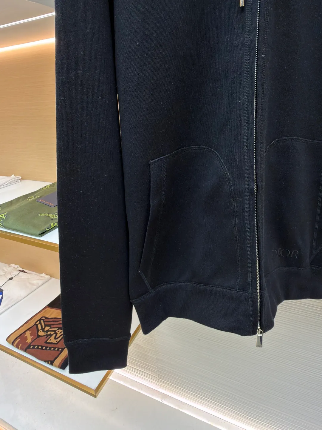 Dior presbyopic wool cashmere hooded cardigan jacket ●Original version: purchased and developed for 17500 ●Item number: 1680896-C00 ●Fabric: wool cashmere fabric ●Technology: Jacquard texture production ●Version: fitted version ●Weight: about 920 grams ●Size: S-M-L-XL ●Description: The fabric is made of cashmere fabric, containing 50% wool and pure cotton, with original hemming inside, jacquard letters, integrated design. One side has a solid color logo, and the spliced side has a classic presbyopia. It can be worn on both sides to change the style at any time. Customized imported velvet imported machine weaving, the material is conscientious and full of high-end texture. It is comfortable to wear and skin-friendly. It is made by a large factory and has perfect details and texture. The fabric is made of imported cashmere yarn. New product for early autumn! Hot style return! New version of dropped shoulder design High-grade navy blue presbyopic logo zipper cashmere jacket. Reversible. The letter jacquard texture on the back is luxurious and handsome. The hooded design is fashionable and advanced. The classic version does not make people look slimmer. Highly recommended! The overall wiring is straight and delicate, the fabric is comfortable and soft, and the color is consistent without color difference. It can be matched with the same style to create a fashionable look and control various occasions. Customized accessories, complete with three standards, same style for men and women!