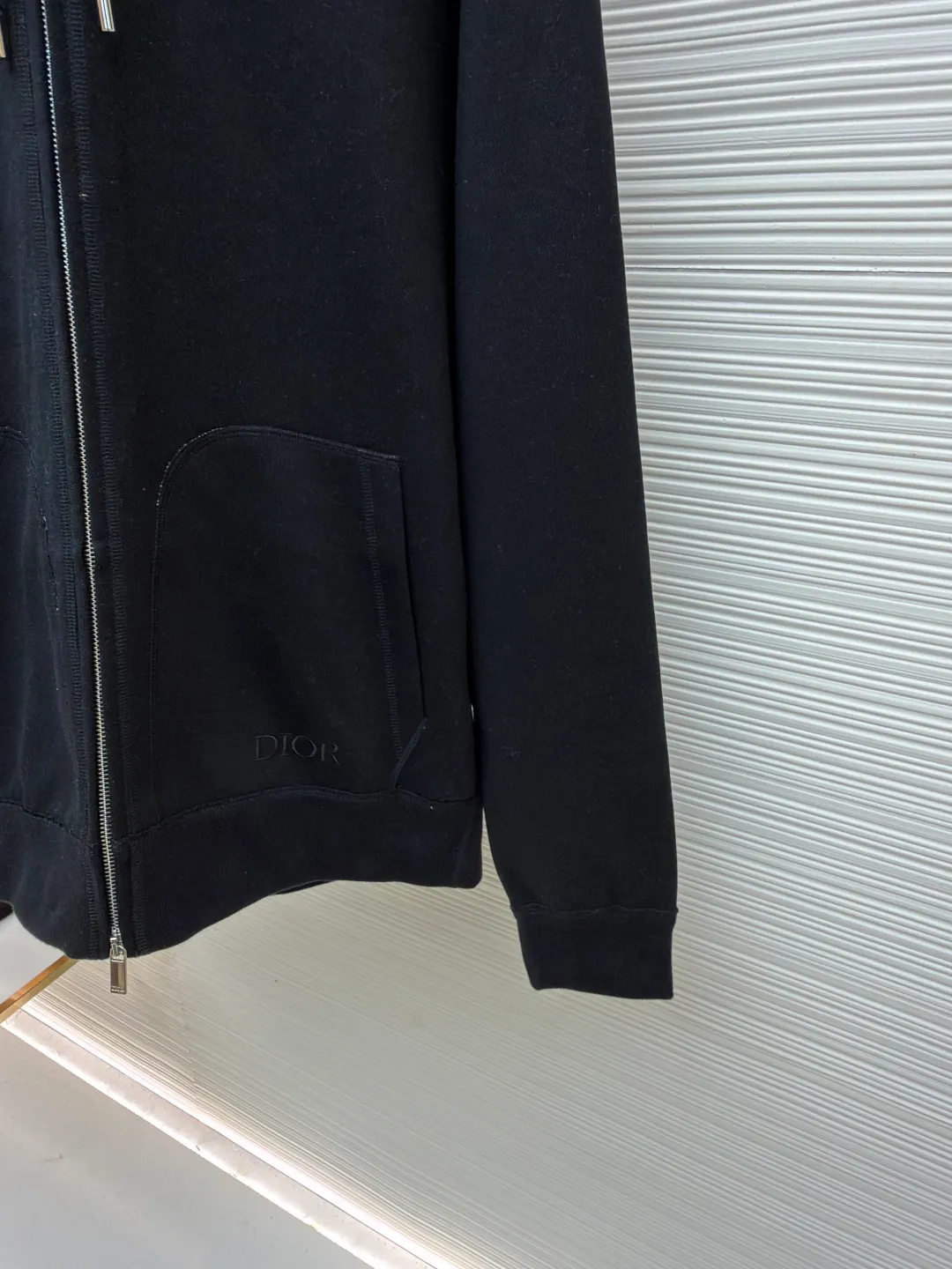Dior presbyopic wool cashmere hooded cardigan jacket ●Original version: purchased and developed for 17500 ●Item number: 1680896-C00 ●Fabric: wool cashmere fabric ●Technology: Jacquard texture production ●Version: fitted version ●Weight: about 920 grams ●Size: S-M-L-XL ●Description: The fabric is made of cashmere fabric, containing 50% wool and pure cotton, with original hemming inside, jacquard letters, integrated design. One side has a solid color logo, and the spliced side has a classic presbyopia. It can be worn on both sides to change the style at any time. Customized imported velvet imported machine weaving, the material is conscientious and full of high-end texture. It is comfortable to wear and skin-friendly. It is made by a large factory and has perfect details and texture. The fabric is made of imported cashmere yarn. New product for early autumn! Hot style return! New version of dropped shoulder design High-grade navy blue presbyopic logo zipper cashmere jacket. Reversible. The letter jacquard texture on the back is luxurious and handsome. The hooded design is fashionable and advanced. The classic version does not make people look slimmer. Highly recommended! The overall wiring is straight and delicate, the fabric is comfortable and soft, and the color is consistent without color difference. It can be matched with the same style to create a fashionable look and control various occasions. Customized accessories, complete with three standards, same style for men and women!