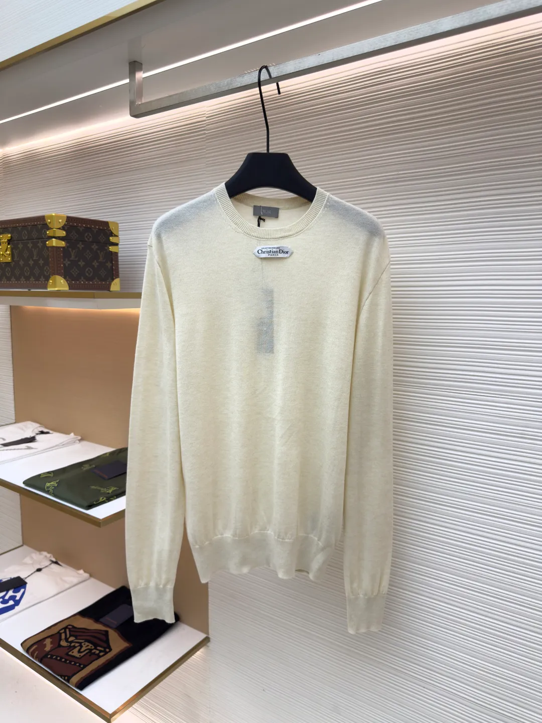 Dior small label round neck woolen long sleeves ●Original version: purchased and developed by 7868 ●Item number: 1680717-A60 ●Material: wool fabric ●Technology: knitted production ●Version: fitted version ●Weight: about 220 grams ●Size: XS-S-M-L ●Description: Selected color-matched dyed wool knitted plain fabric. The plain knitted structure ensures that the fabric is tight, flat and has good elasticity, and is not easy to loose and deform. The high-grade wool material brings an extremely soft, skin-friendly and delicate touch, while also having natural warmth and breathability. The unique glossy and soft texture fully reflects the texture of the fabric. "Paris" on the label emphasizes the brand's French origins and fashion tradition; it is presented through the jacquard woven label process, reflecting the brand's pursuit of advanced craftsmanship and classic aesthetics. The brand text/pattern is woven directly into the label through a digital jacquard loom. The texture is clear and the edges are burr-free. Compared with ordinary printed labels, it is more three-dimensional and durable. Made of high-count cotton material, it ensures a soft touch while maintaining stiffness; the classic white background is interspersed with black text, which enhances the quality through the luster of the yarn itself. Rib knitting technology is applied to the round neck, cuffs and hem to provide excellent elastic recovery; ensuring that these key parts will not loosen easily after long-term wear and remain crisp and stylish. The overall shape is likely to be a classic fit or a slightly loose cut, which is designed to ensure comfort and smoothly outline the silhouette. The overall wiring is straight and delicate, the fabric is comfortable and soft, and the color is consistent without color difference. It can be matched with the same style to create a fashionable look and control various occasions. Customized accessories, complete with three standards, same style for men and women!