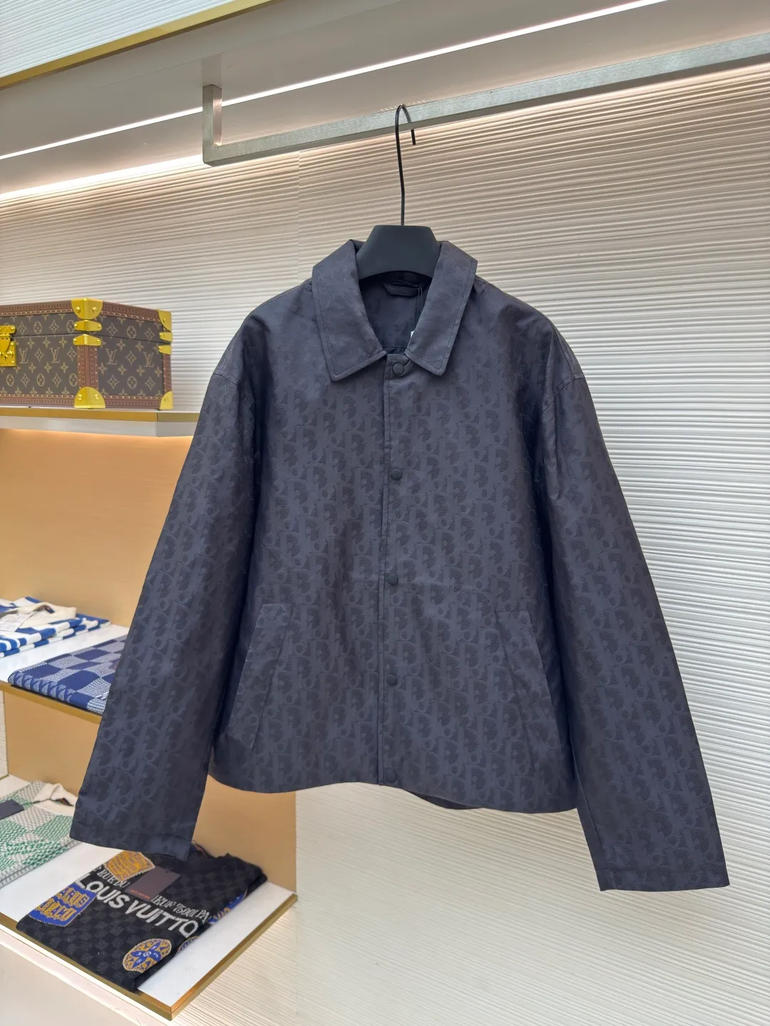 Dior blue technical jacquard jacket ●Authentic product: Purchased and developed by 18292 ●Item number: 1680395-B70 ●Fabric: nylon fabric ●Technology: jacquard production ●Version: loose fit ●Weight: about 435 grams ●Size: 46-48-50-52 ●Description: Nylon fabric made of 100% nylon. The ultra-fine denier yarn is made through precision weaving technology to achieve a fabric density of 580 needles/square inch, which is lightweight while building a strong frame. The microporous structure is breathable and water-repellent, greatly improving the performance of the finished product in multiple occasions. Advanced laser jacquard technology is used to form a concave and convex texture on the surface of the fabric, with a strong three-dimensional effect and a more obvious 3D effect. The pattern is clear and delicate, and the color is full and even. The overall wiring is straight and delicate, the fabric is comfortable and soft, and the color is consistent without color difference. It can be matched with the same style to create a fashionable look and control various occasions. Customized accessories, complete with three standards, same style for men and women!