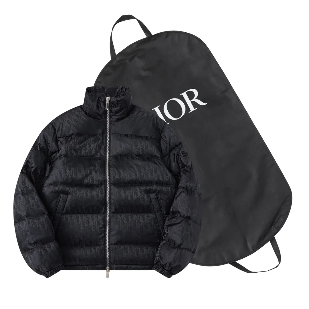 🅿️820 (with dust bag) Dior/Dior 23ss popular jacquard down jacket down jacket. It uses high-quality fabrics, always maintains a high-end and gorgeous design line, and has fine workmanship, symbolizing the highest spirit of French fashion culture. Counter version! The highest version on the market, GC quality is super good. Original hardware customization, jacquard craft fabric, goose down filling. Color: black/navy blue/grey/sky blue Size: 44/46/48/50/52/54