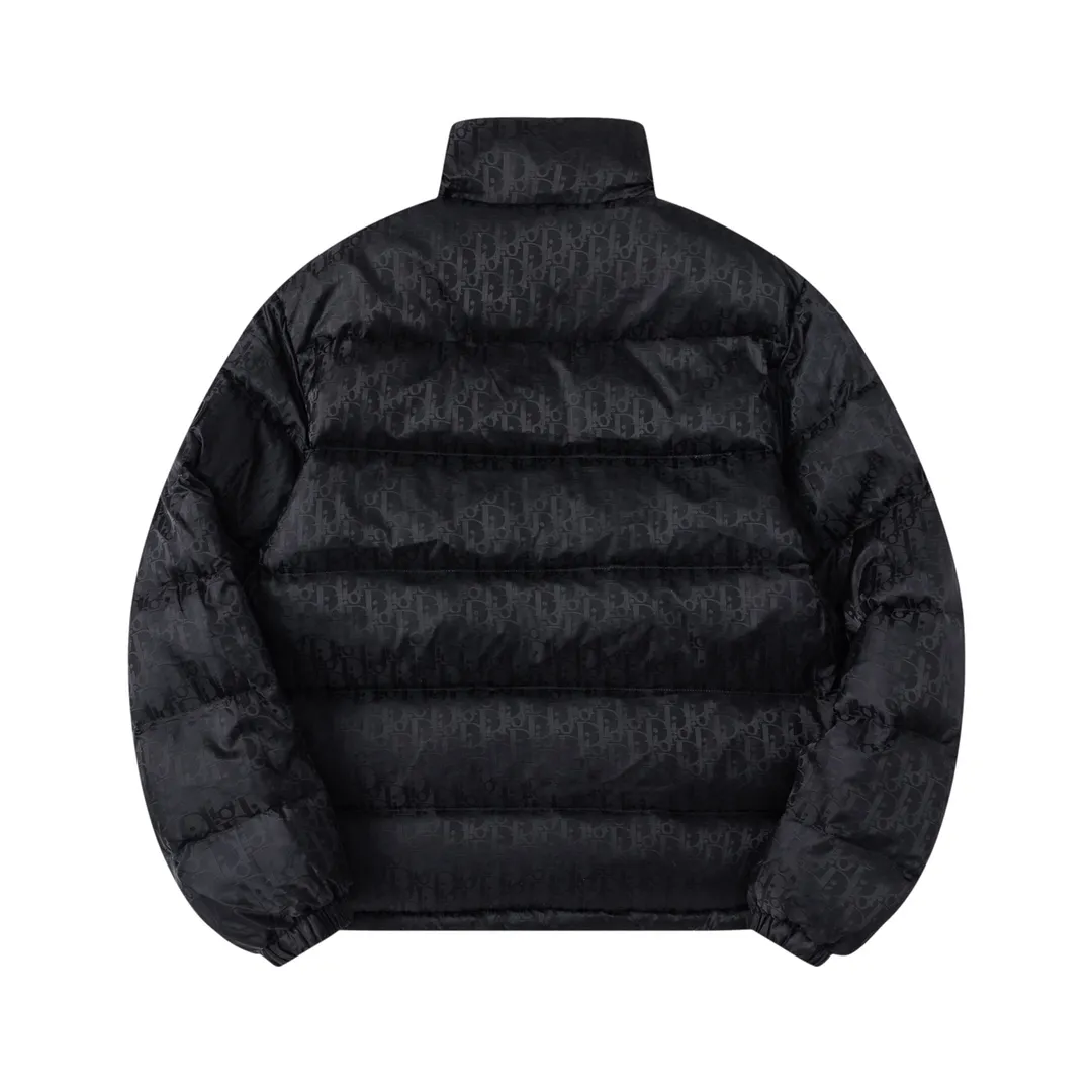 🅿️820 (with dust bag) Dior/Dior 23ss popular jacquard down jacket down jacket. It uses high-quality fabrics, always maintains a high-end and gorgeous design line, and has fine workmanship, symbolizing the highest spirit of French fashion culture. Counter version! The highest version on the market, GC quality is super good. Original hardware customization, jacquard craft fabric, goose down filling. Color: black/navy blue/grey/sky blue Size: 44/46/48/50/52/54