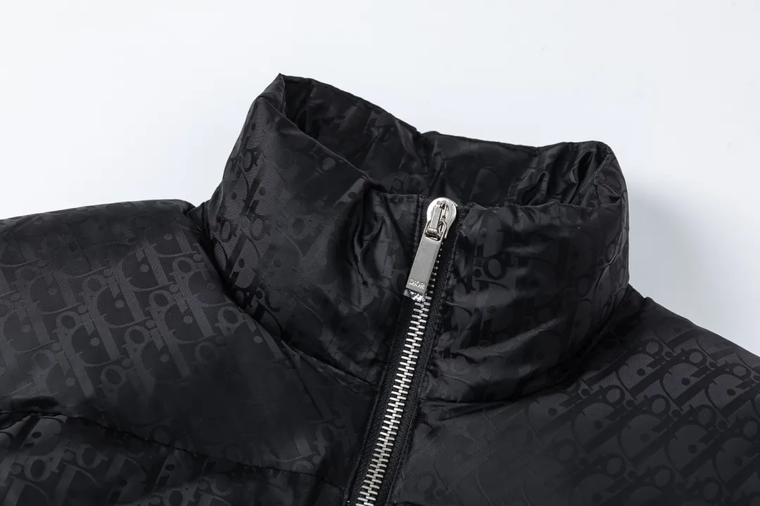 🅿️820 (with dust bag) Dior/Dior 23ss popular jacquard down jacket down jacket. It uses high-quality fabrics, always maintains a high-end and gorgeous design line, and has fine workmanship, symbolizing the highest spirit of French fashion culture. Counter version! The highest version on the market, GC quality is super good. Original hardware customization, jacquard craft fabric, goose down filling. Color: black/navy blue/grey/sky blue Size: 44/46/48/50/52/54
